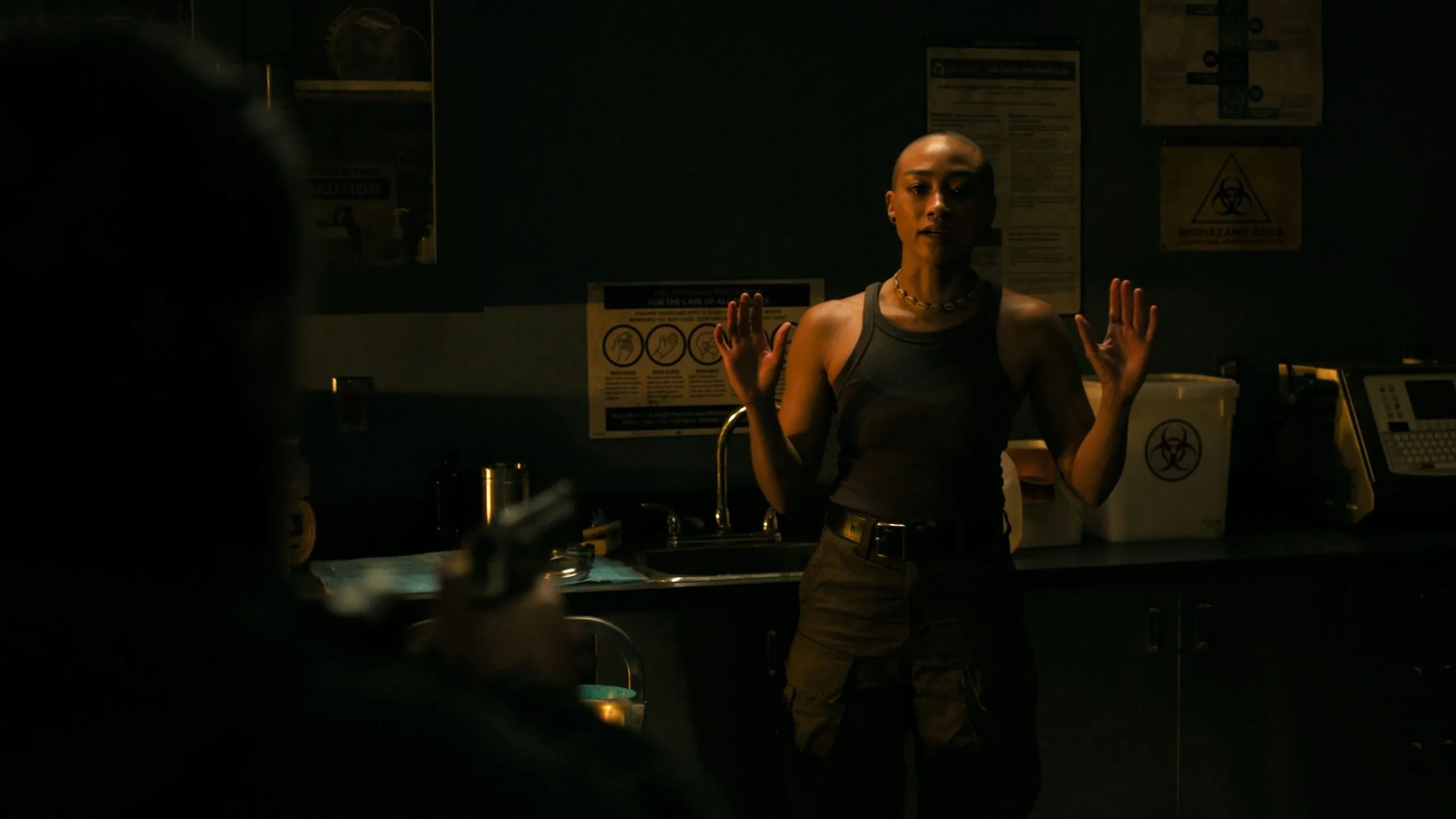 Ellie chĩa súng vào Nora trong một cảnh căng thẳng của The Last of Us mùa 2 tập 5 HBO.