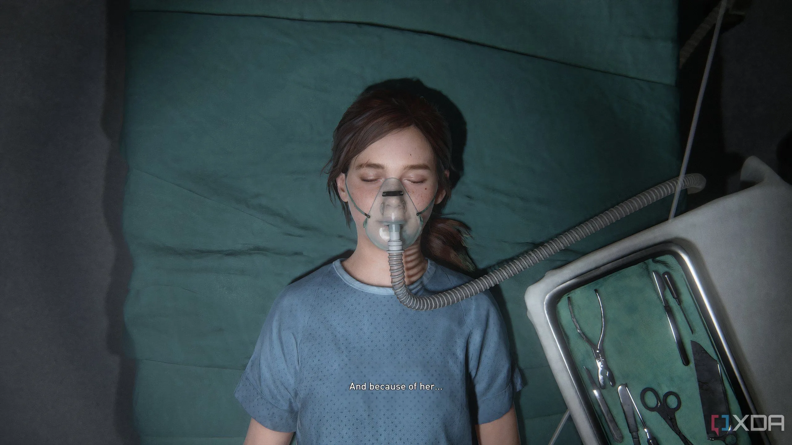 Ellie nhỏ bị gây mê trên bàn phẫu thuật trong một phân cảnh đáng nhớ của The Last of Us Part II trên PC.