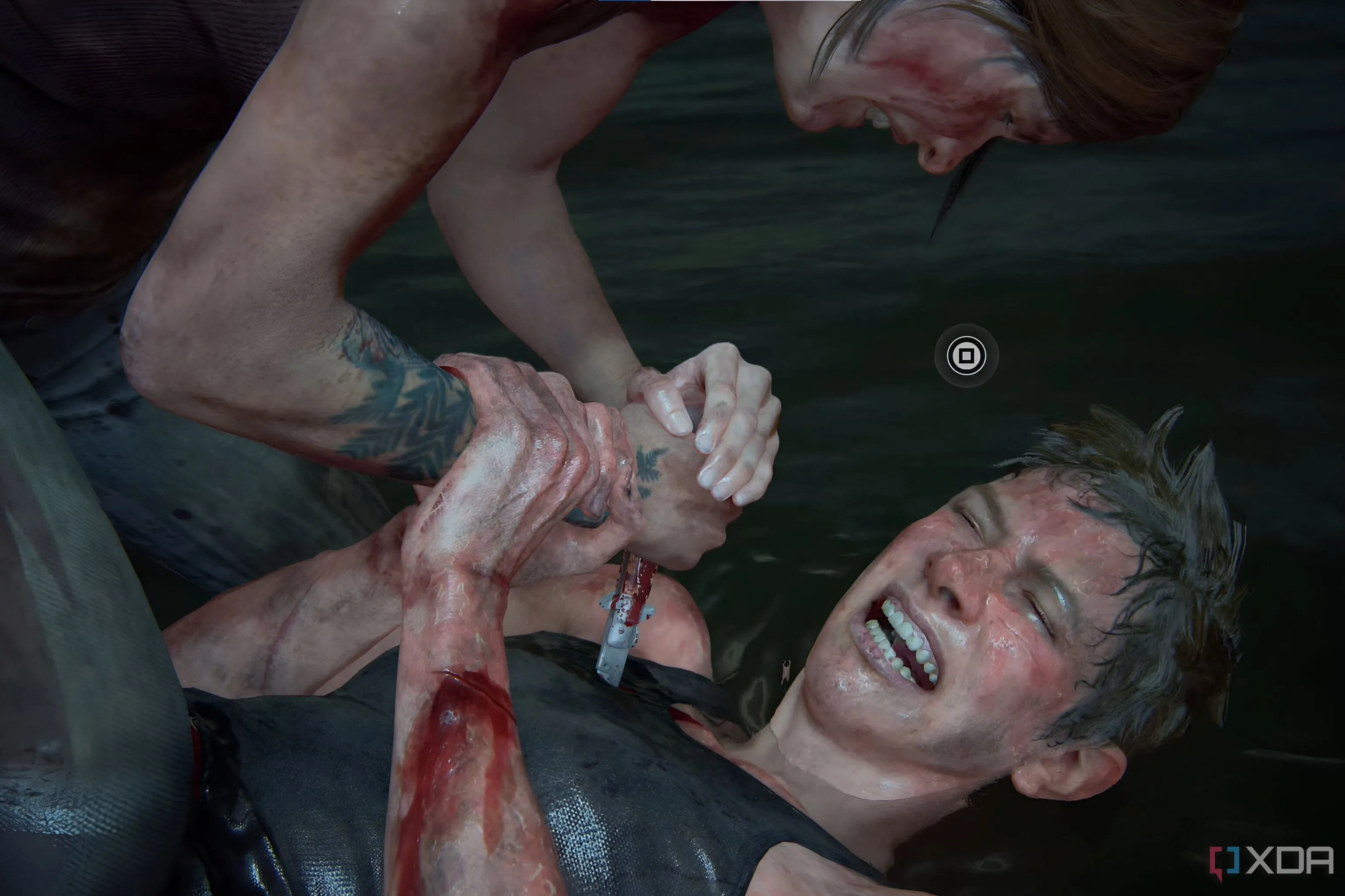 Ellie và Abby giằng co trong trận đấu dao đầy cảm xúc và đau lòng trong The Last of Us Part II.