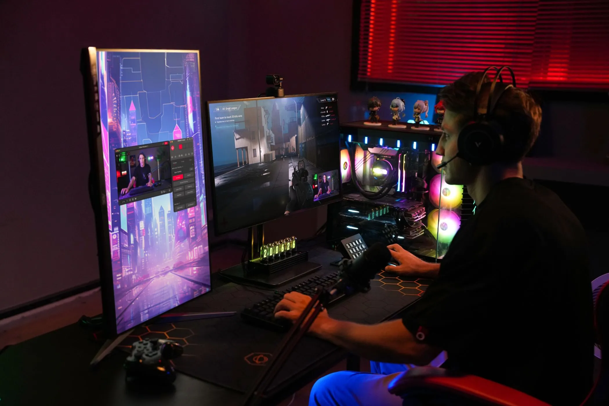 Game thủ đang trải nghiệm chơi game trên Linux với màn hình và phụ kiện chơi game