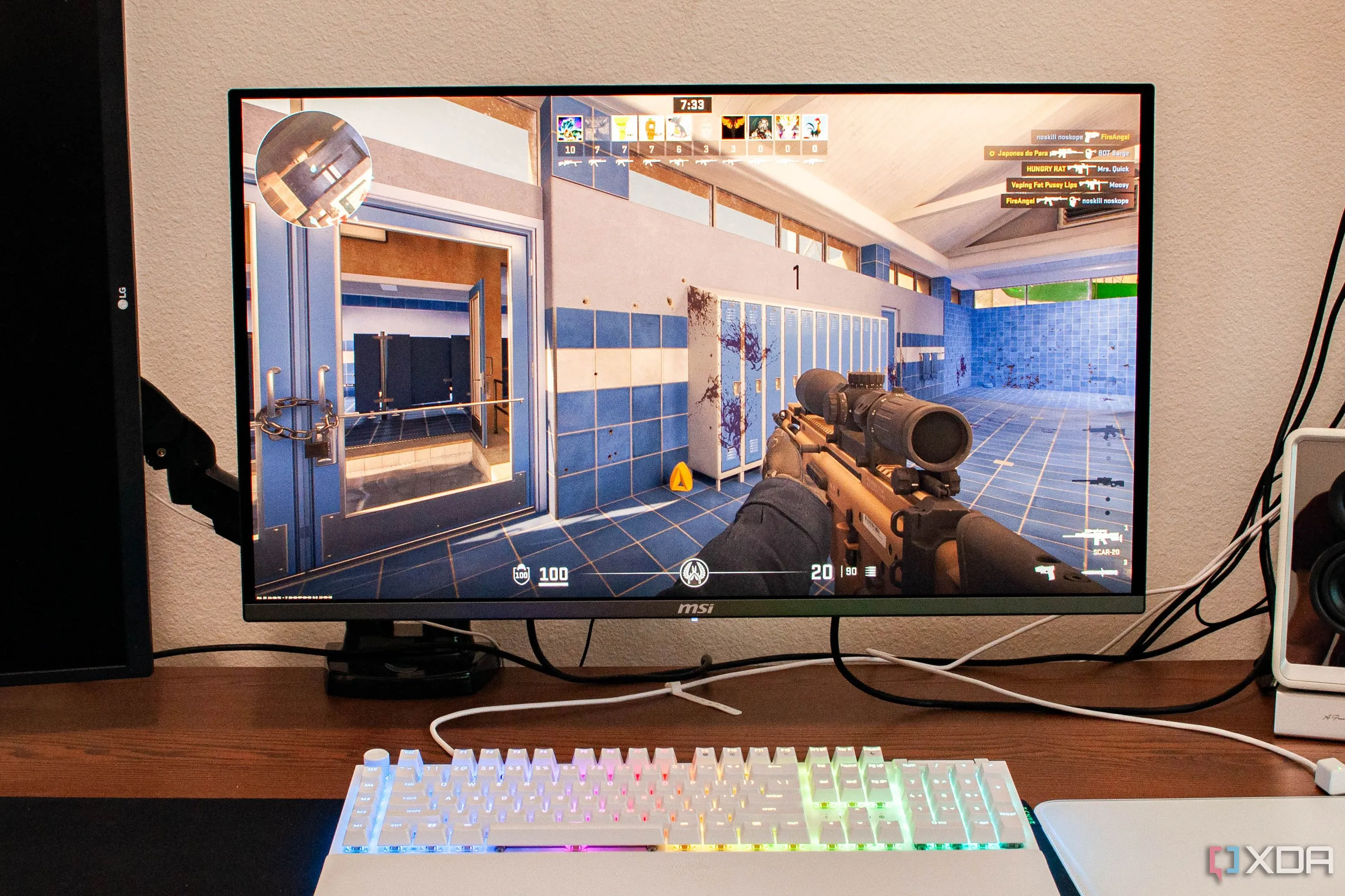 Game thủ đang trải nghiệm CS2 trên màn hình PC với hiệu năng cao