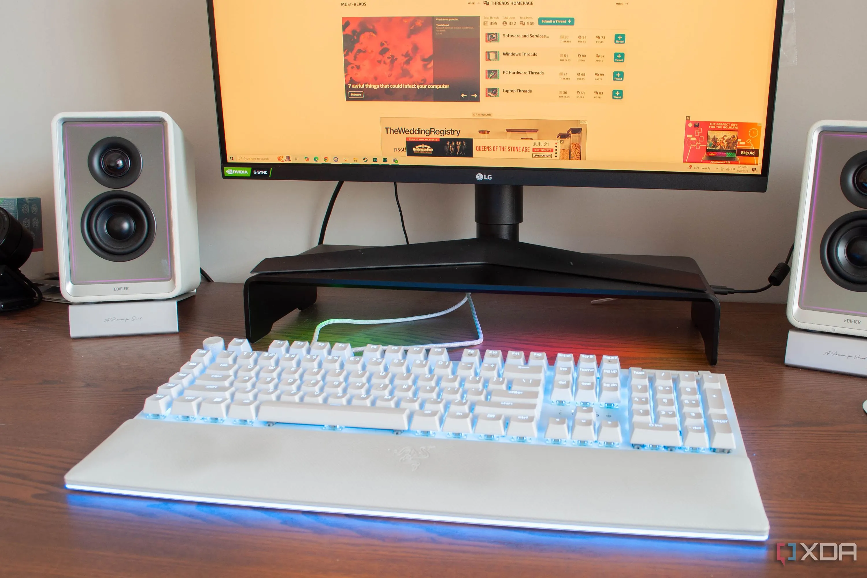 Giá đỡ màn hình Razer Chroma với bàn làm việc được trang bị đầy đủ các thiết bị công thái học.
