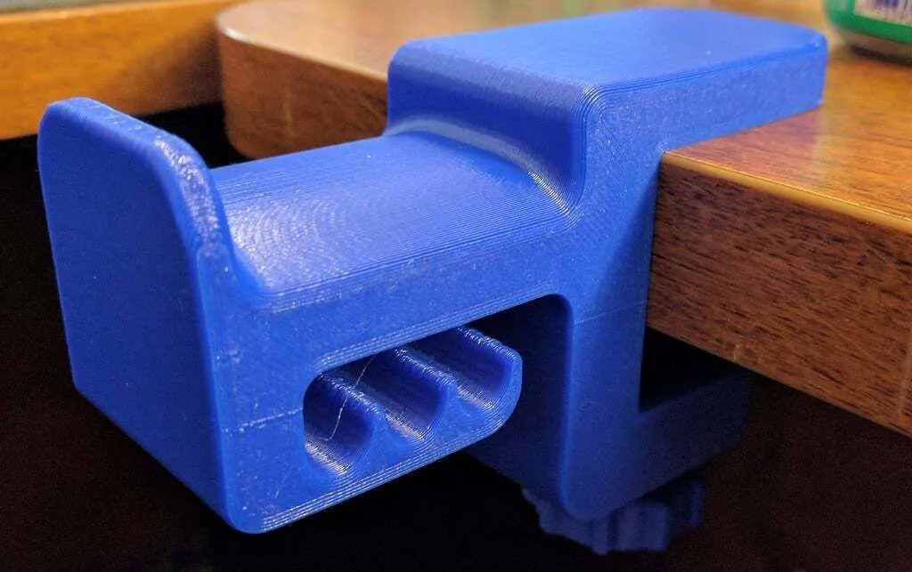 Giá treo tai nghe màu xanh lam được in 3D
