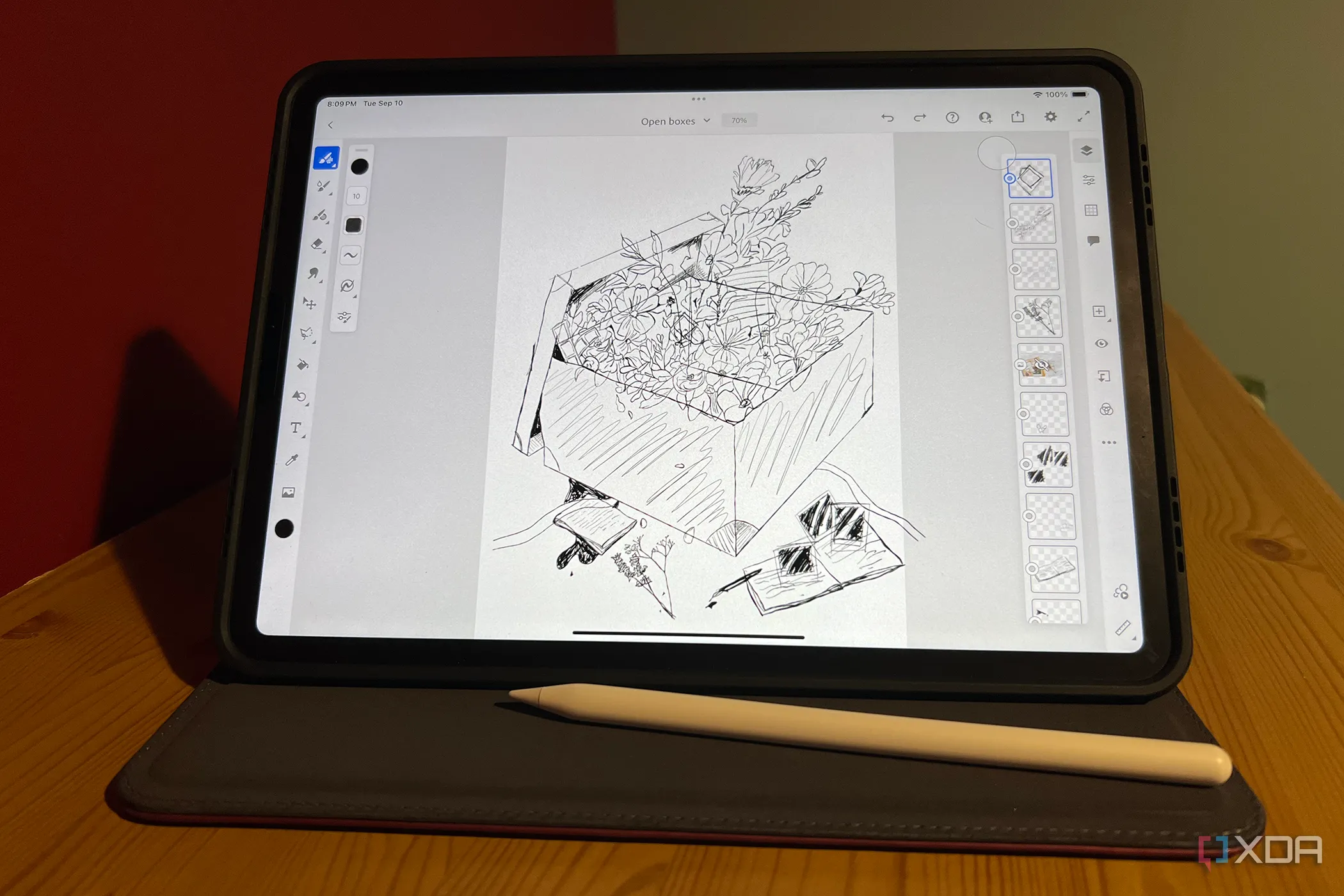Giao diện Adobe Fresco trên iPad sử dụng Apple Pencil để vẽ