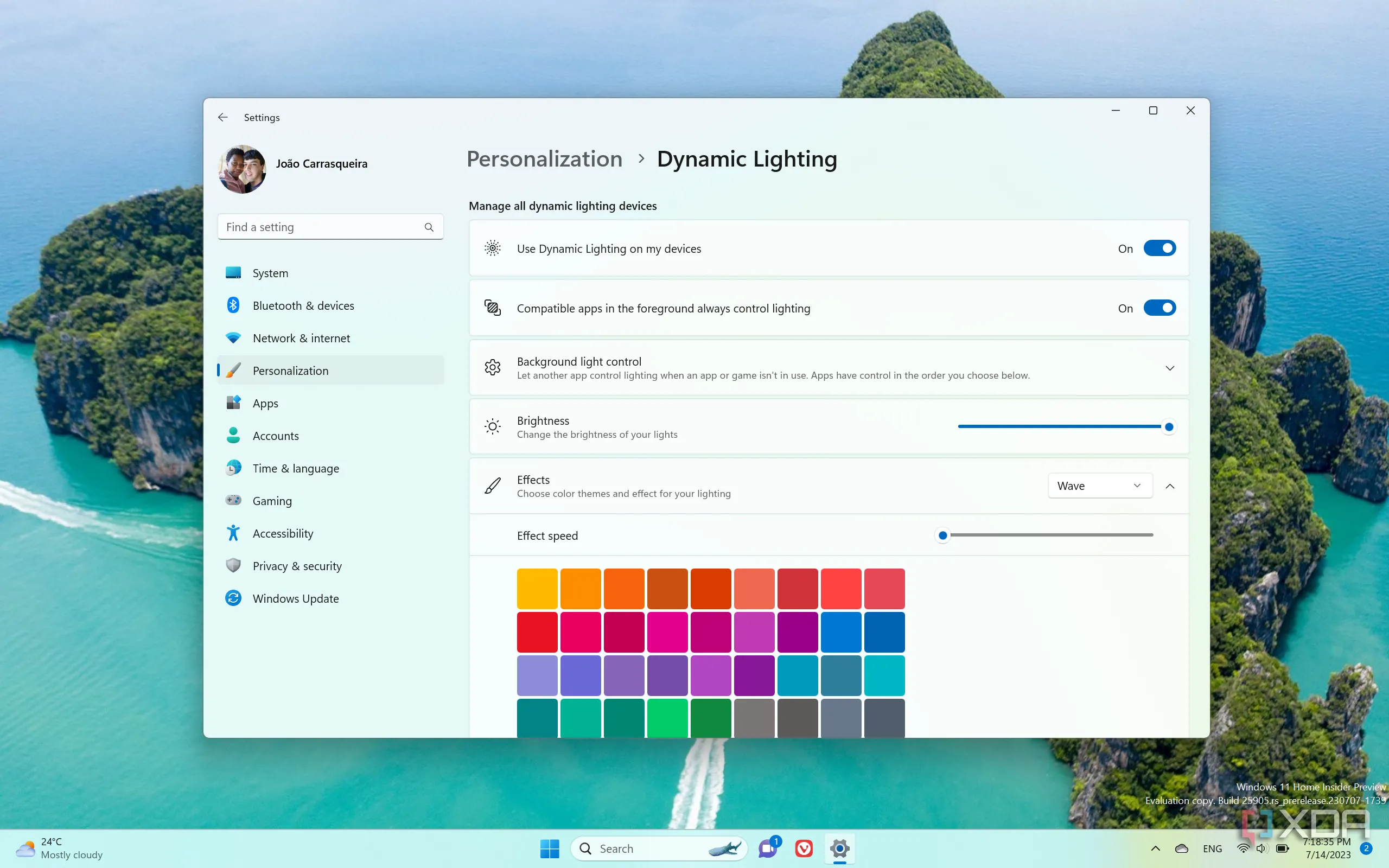 Giao diện cài đặt Dynamic Lighting trong Windows 11, cho phép điều khiển đèn RGB của các thiết bị tương thích