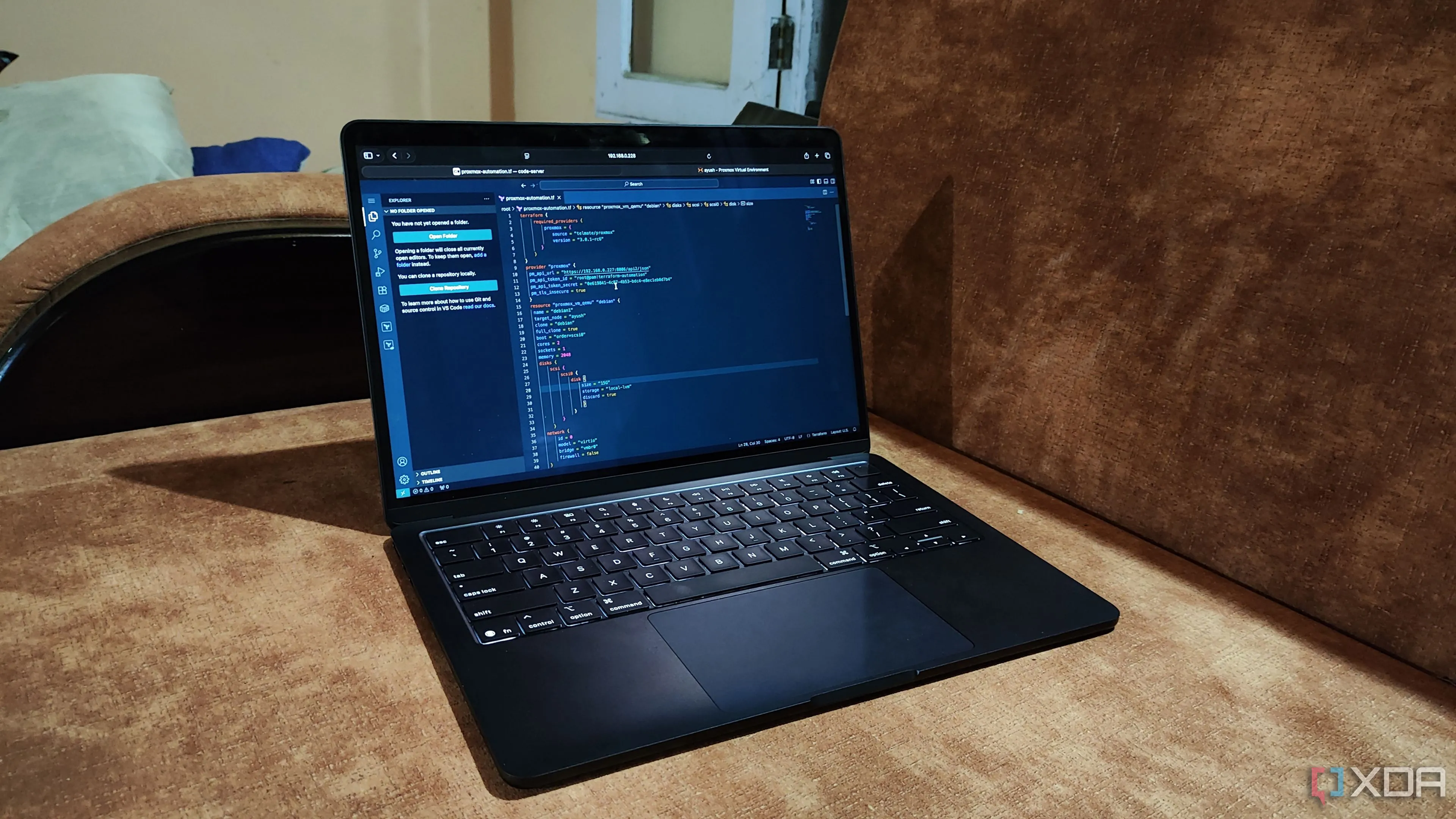 Giao diện Code-Server đang chạy trong trình duyệt, hiển thị môi trường lập trình từ xa