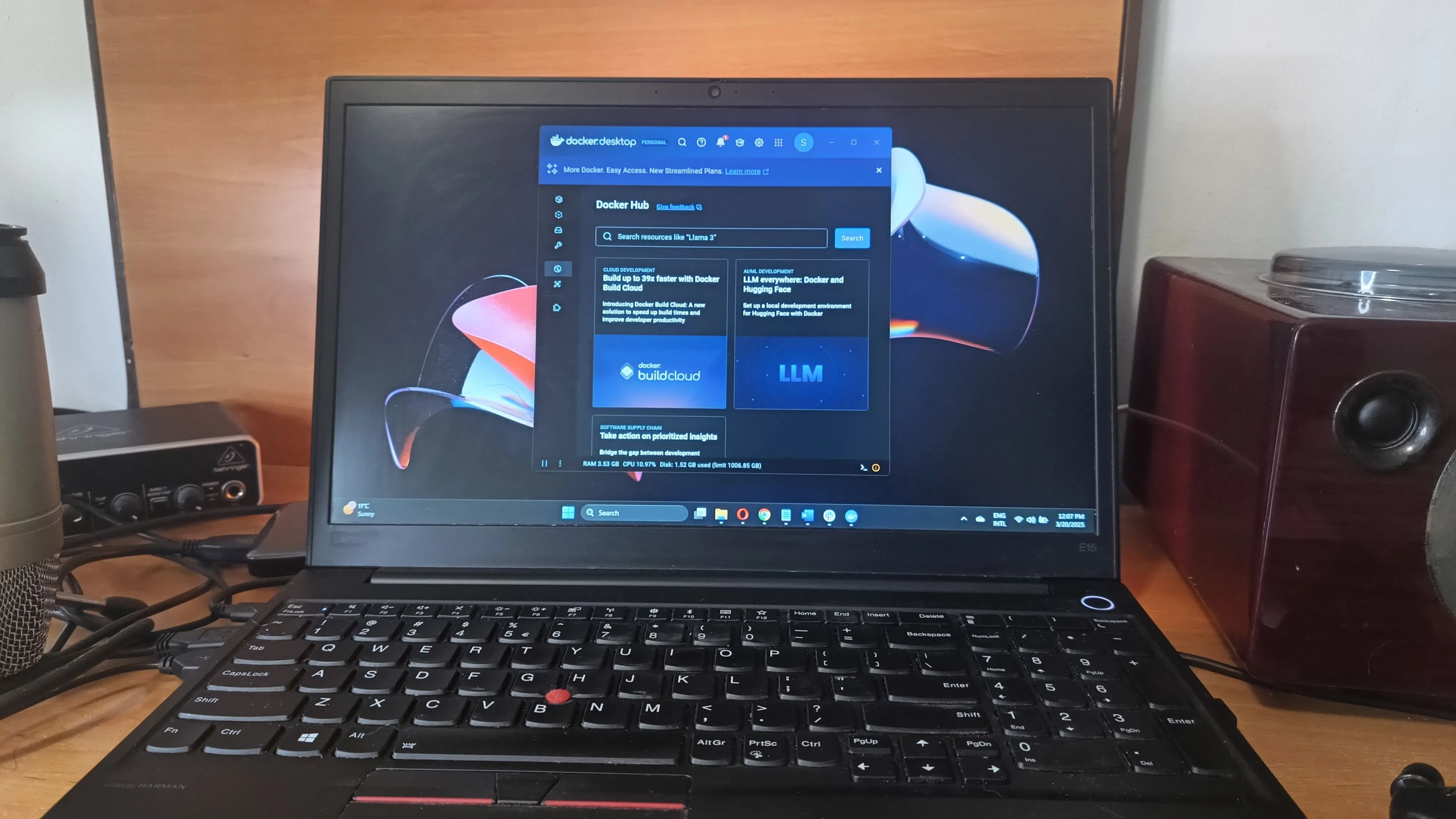 Giao diện Docker đang chạy trên máy tính Windows, minh họa khả năng quản lý container trên NAS