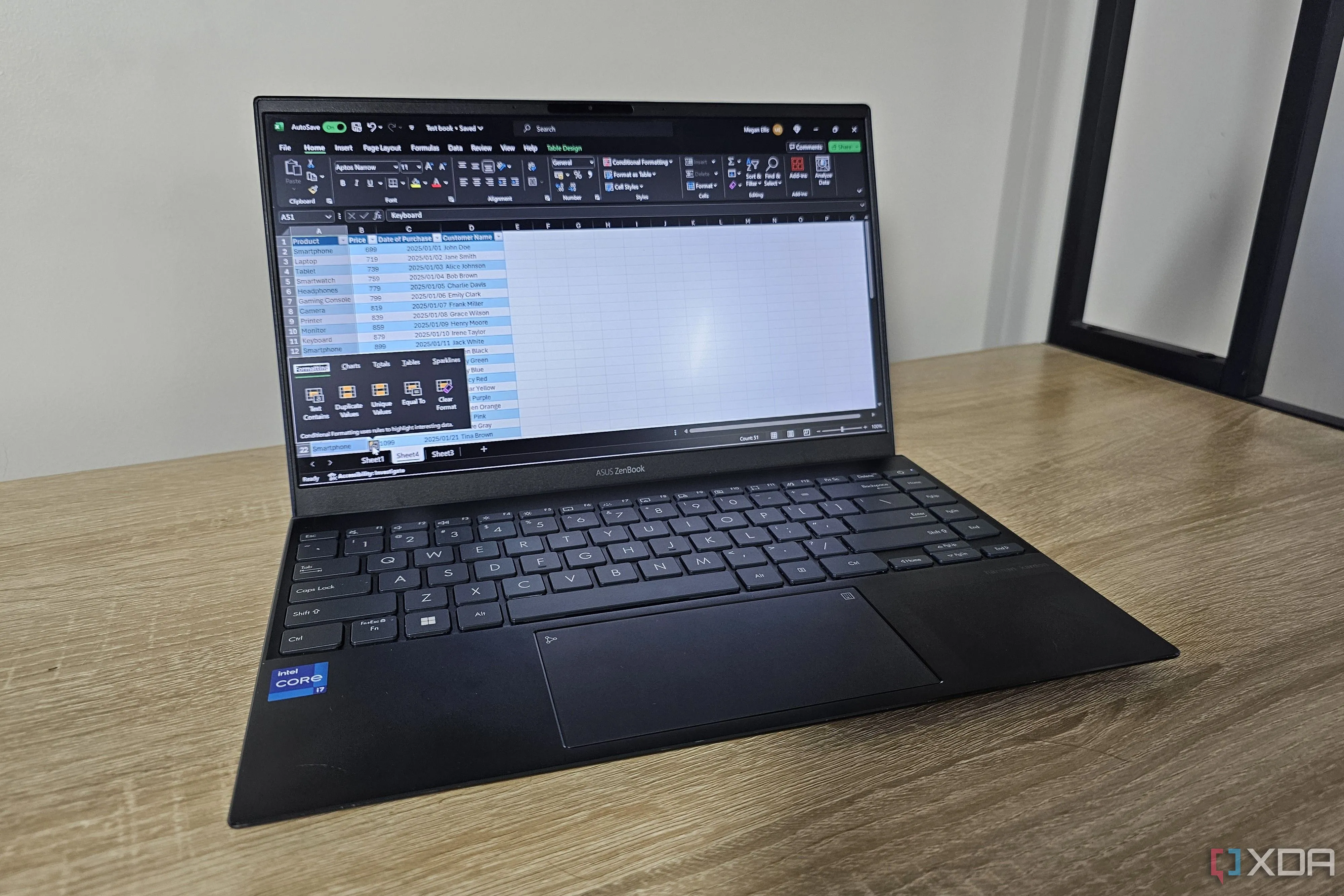 Giao diện Excel trên laptop hiển thị công cụ phân tích nhanh và tính năng Copilot