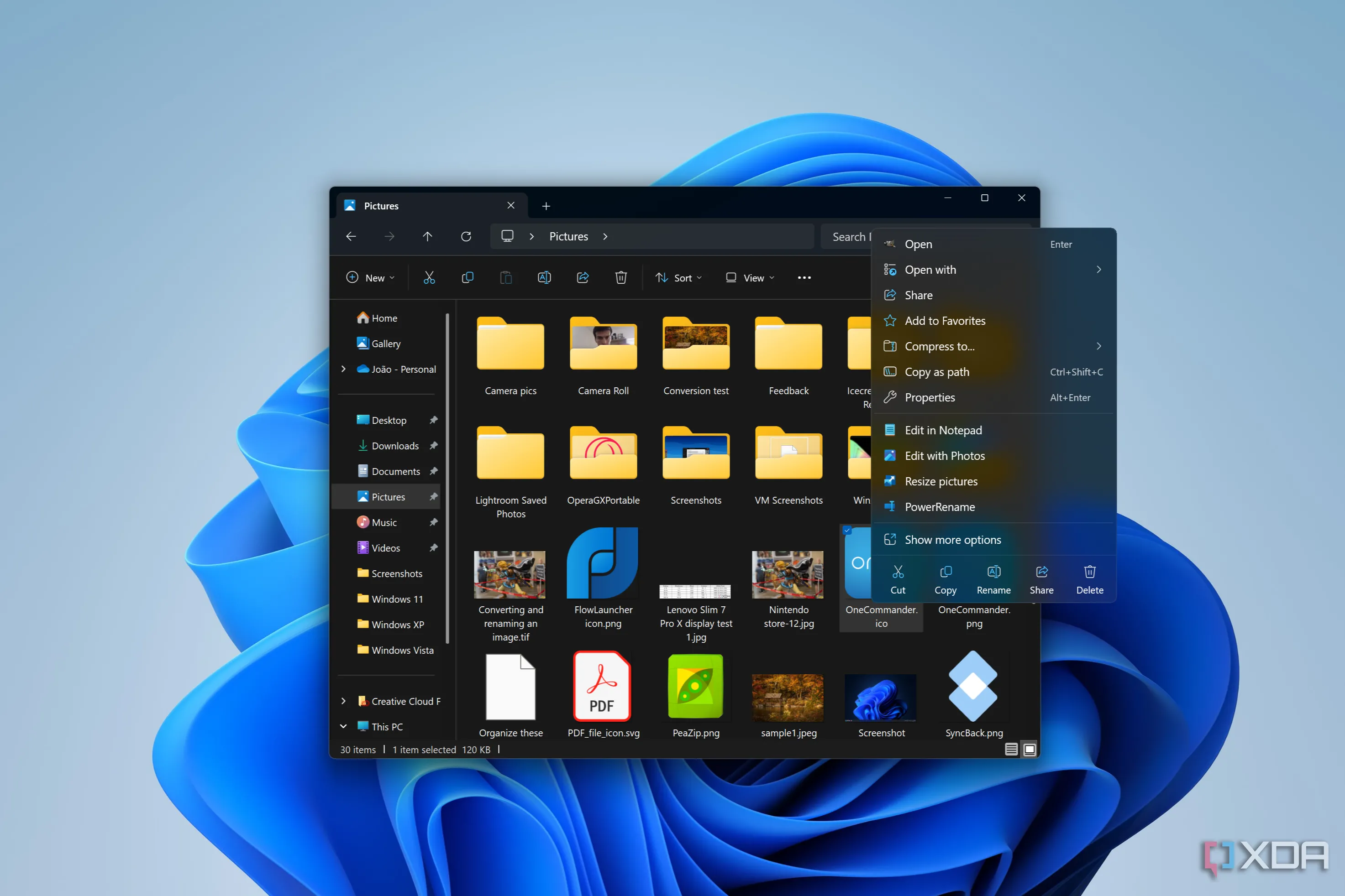 Giao diện File Explorer với menu ngữ cảnh mở, minh họa việc đổi tên tệp tin hàng loạt bằng Python.