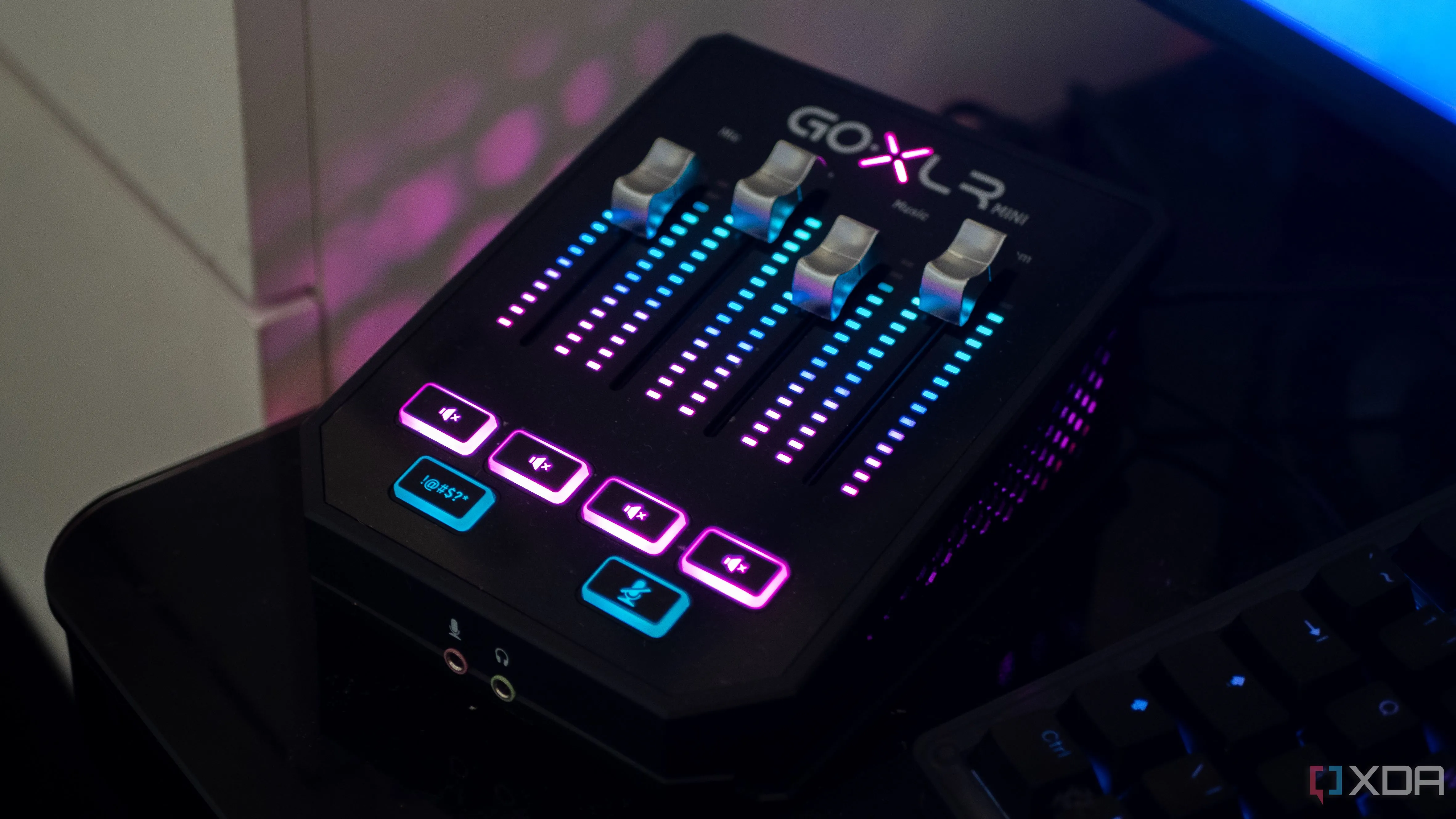 Giao diện GoXLR Mini Audio Interface, một thiết bị âm thanh cao cấp