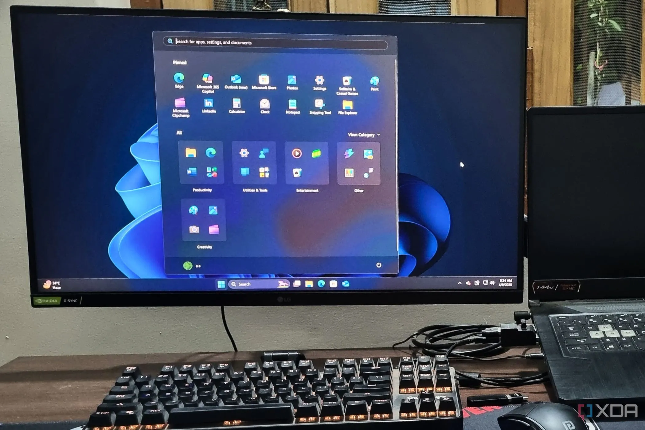 Giao diện màn hình desktop và Start Menu Windows 11, minh họa vị trí tiềm năng cho quảng cáo từ Microsoft