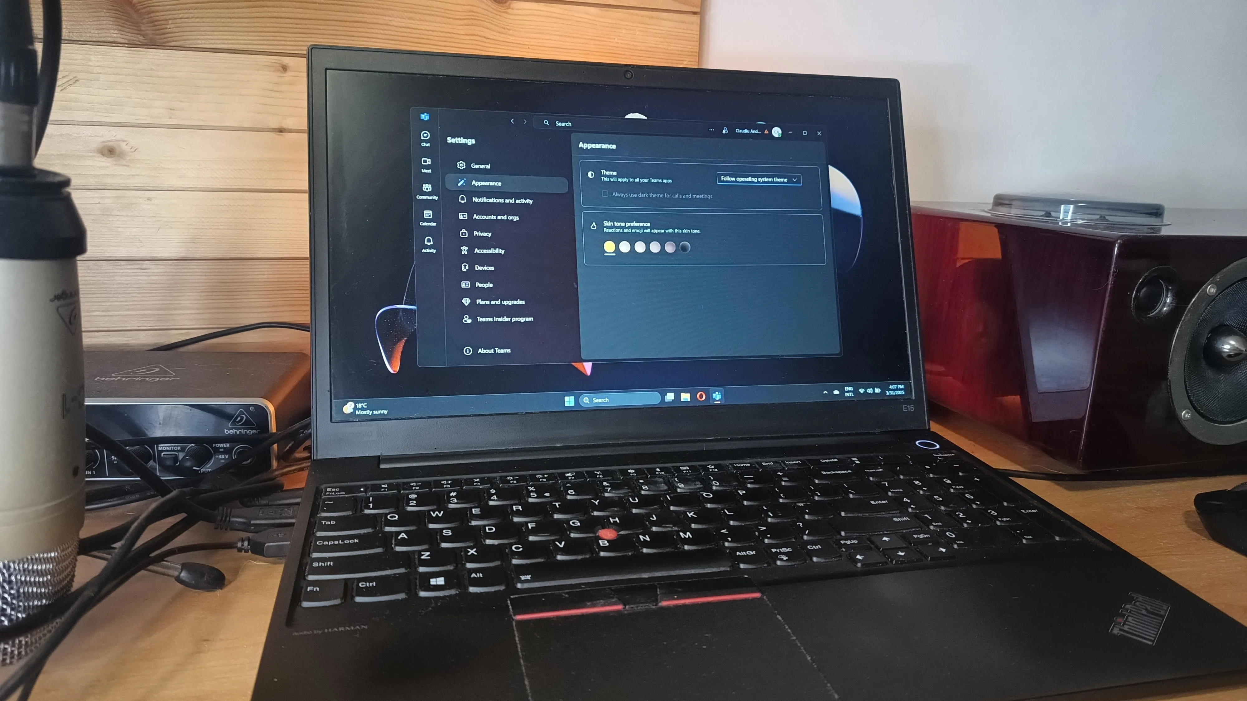 Giao diện Microsoft Teams trên laptop Windows 11 đang chạy