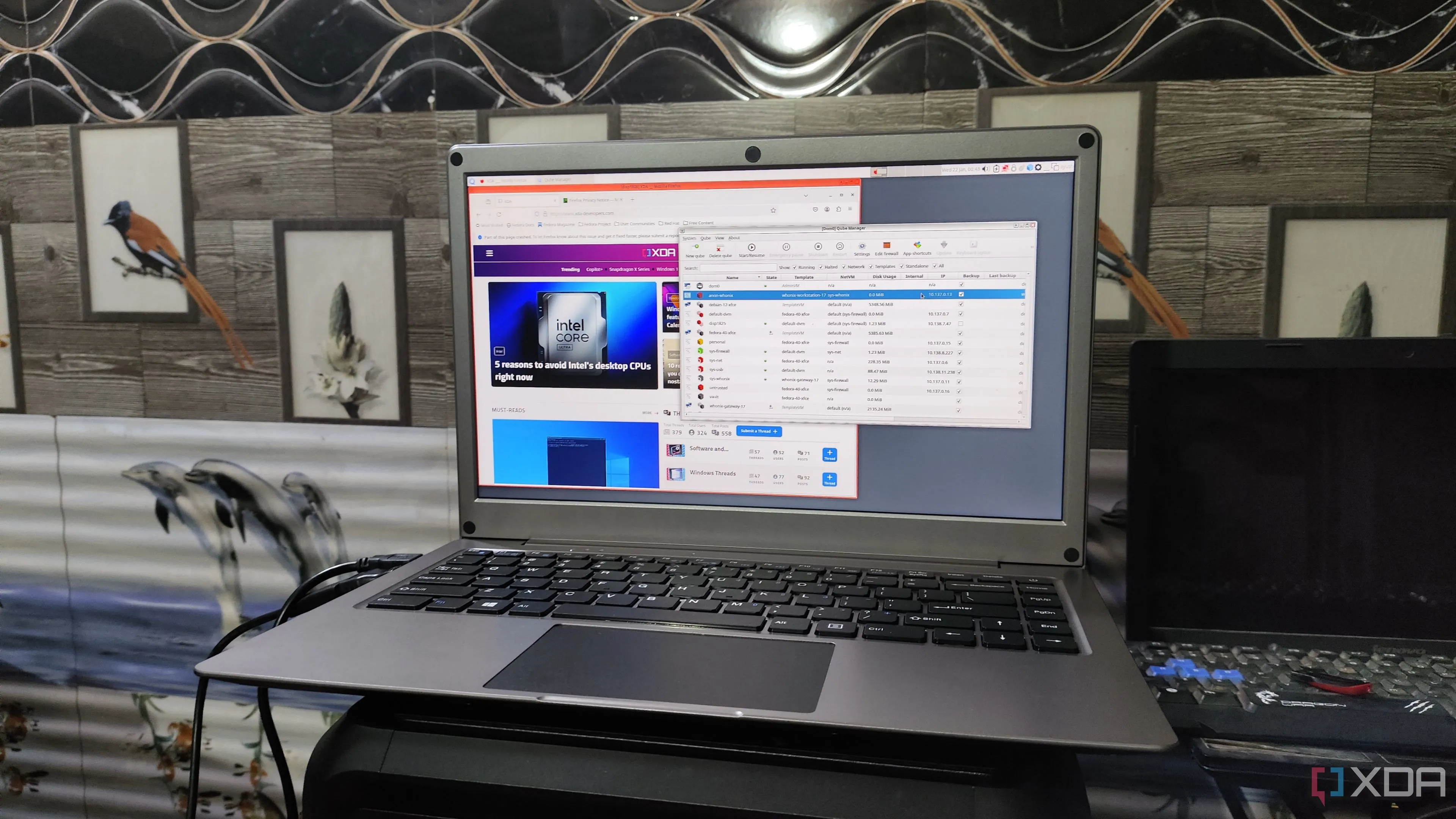 Giao diện người dùng của Qubes OS với các cửa sổ ứng dụng được cô lập