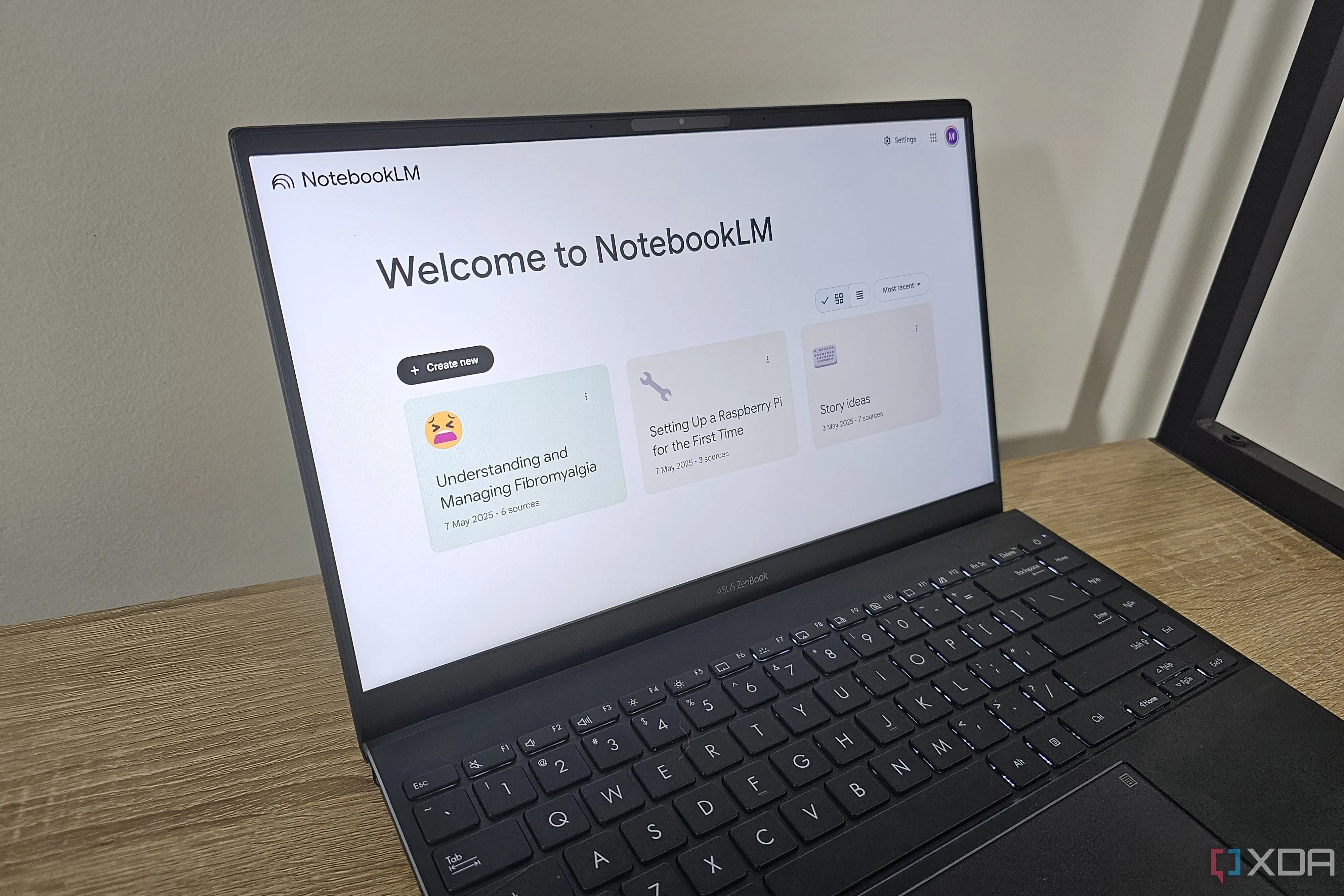 Giao diện NotebookLM hiển thị trên màn hình laptop, hỗ trợ phân tích tài liệu để tuyển dụng.