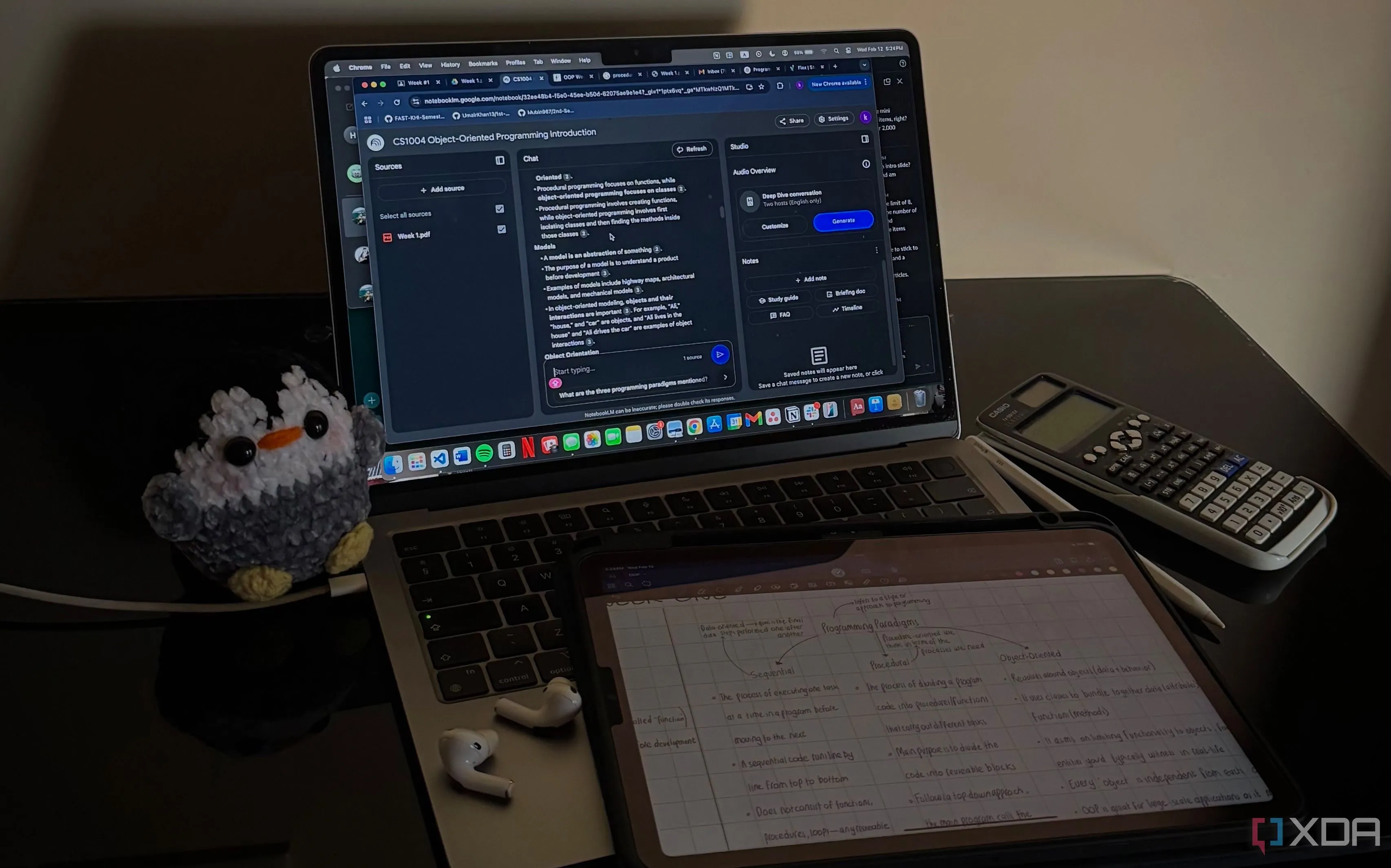 Giao diện NotebookLM trên MacBook, minh họa cách người dùng tích hợp thông tin cá nhân