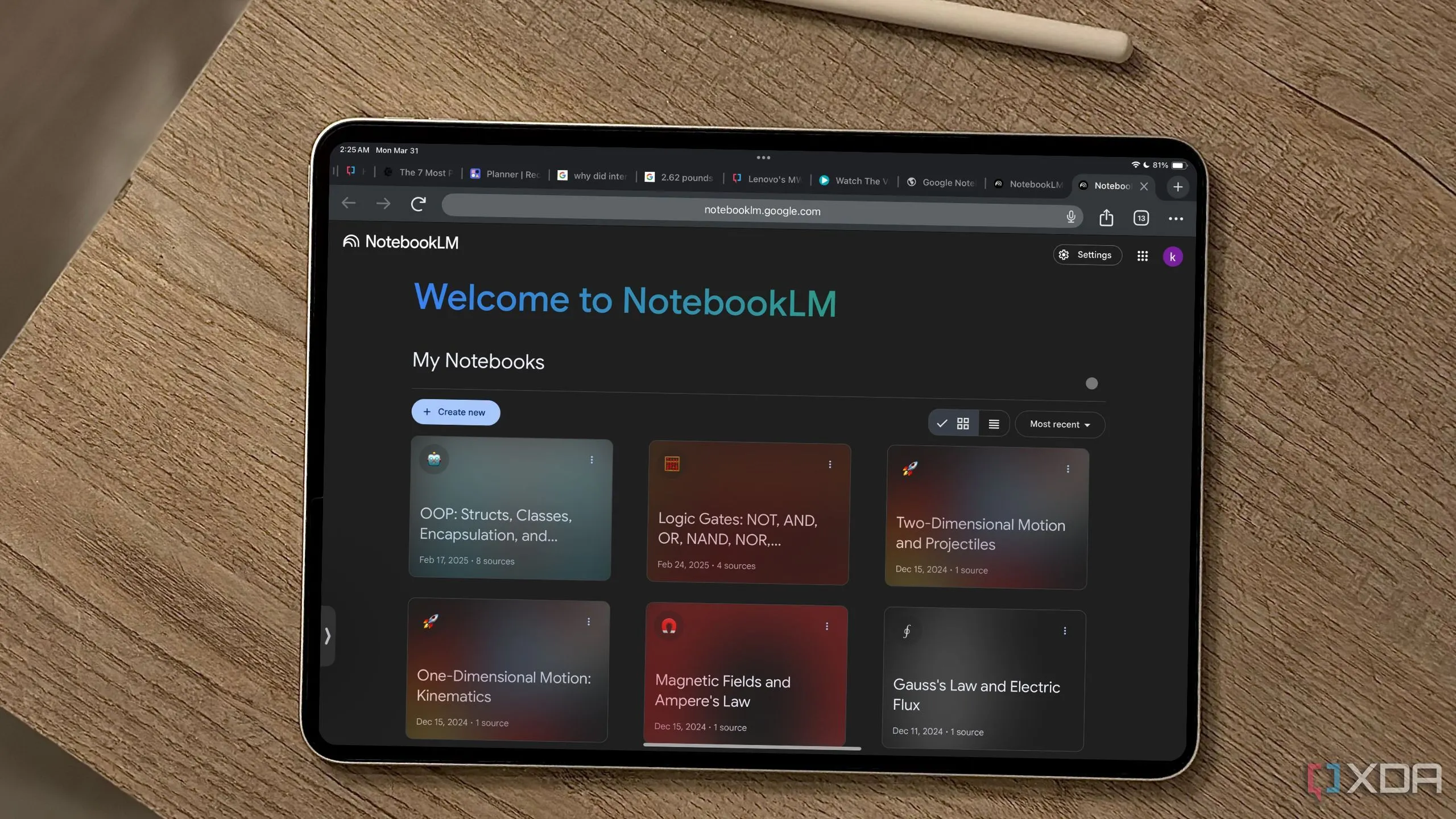 Giao diện NotebookLM trên màn hình iPad, một công cụ ghi chú AI của Google