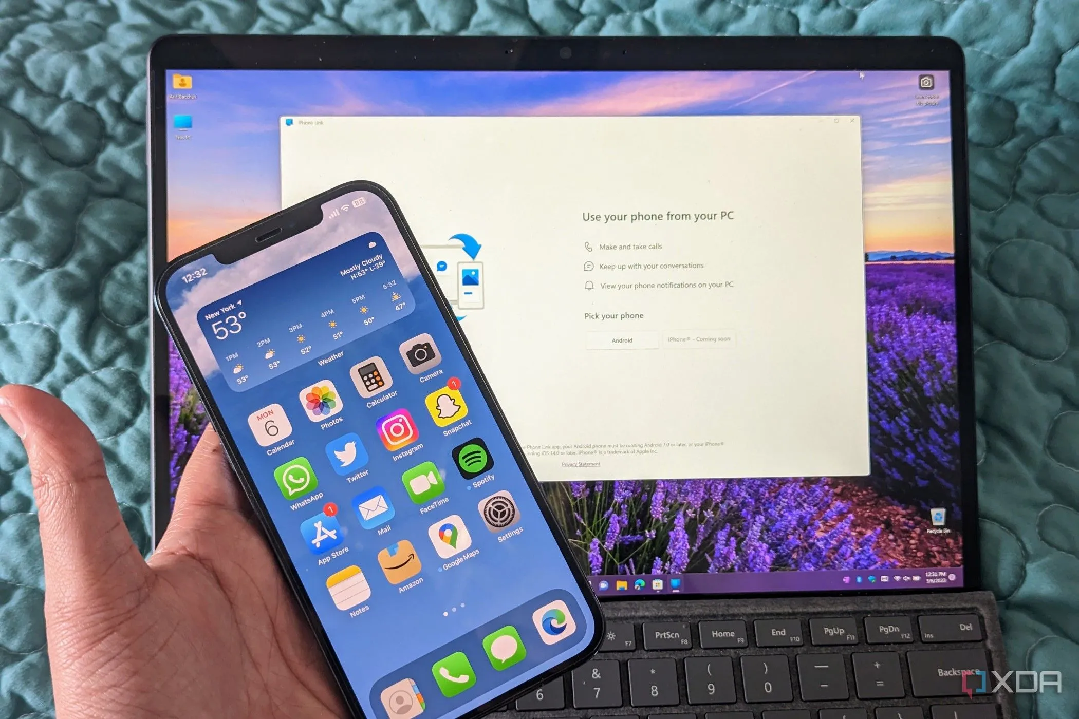 Giao diện Phone Link Windows 11 hiển thị kết nối với iPhone, cho phép truy cập tin nhắn và cuộc gọi trực tiếp từ máy tính.