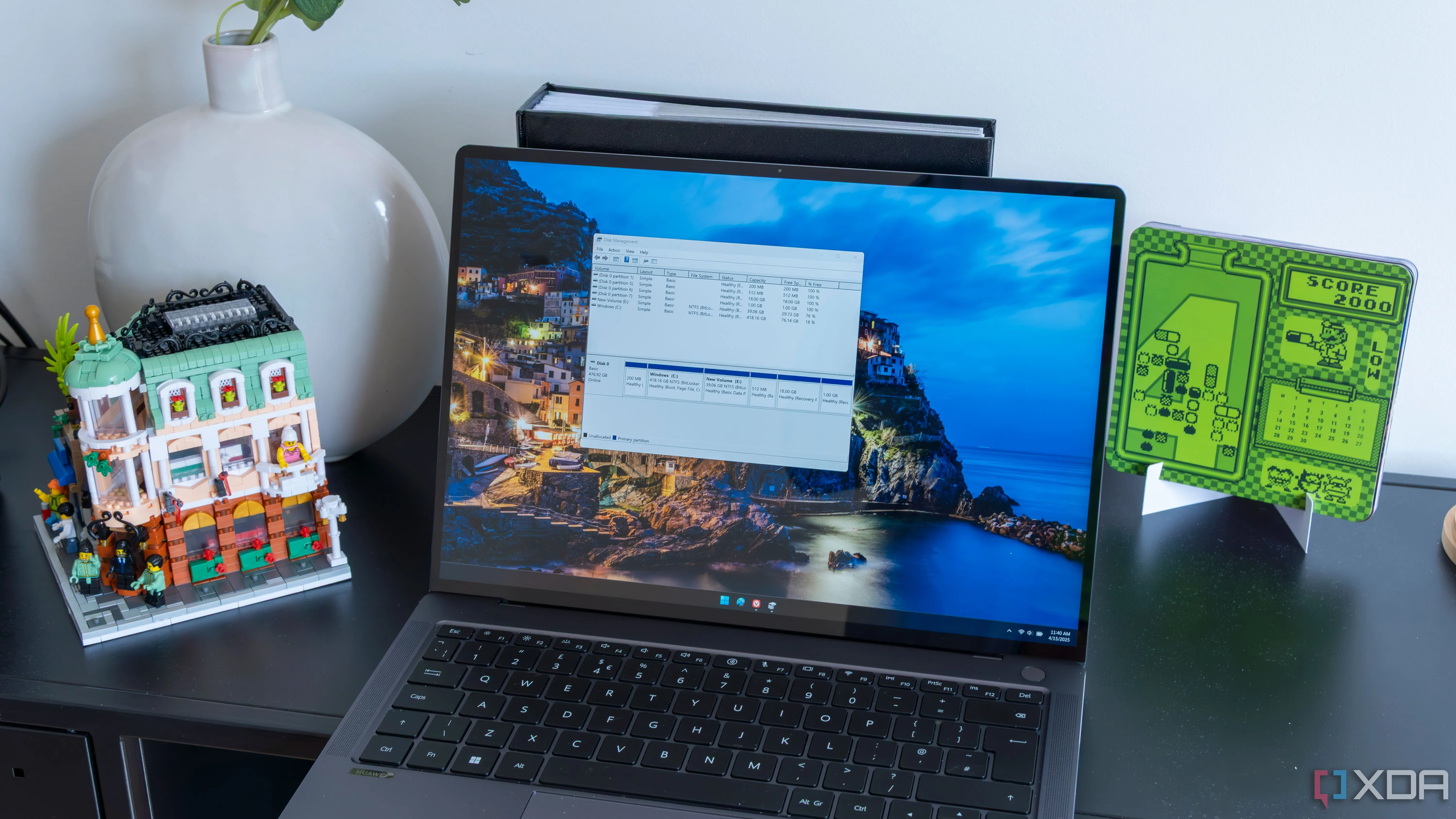 Giao diện Quản lý Đĩa (Disk Management) của Windows 11, hiển thị các phân vùng ổ đĩa và tùy chọn định dạng.