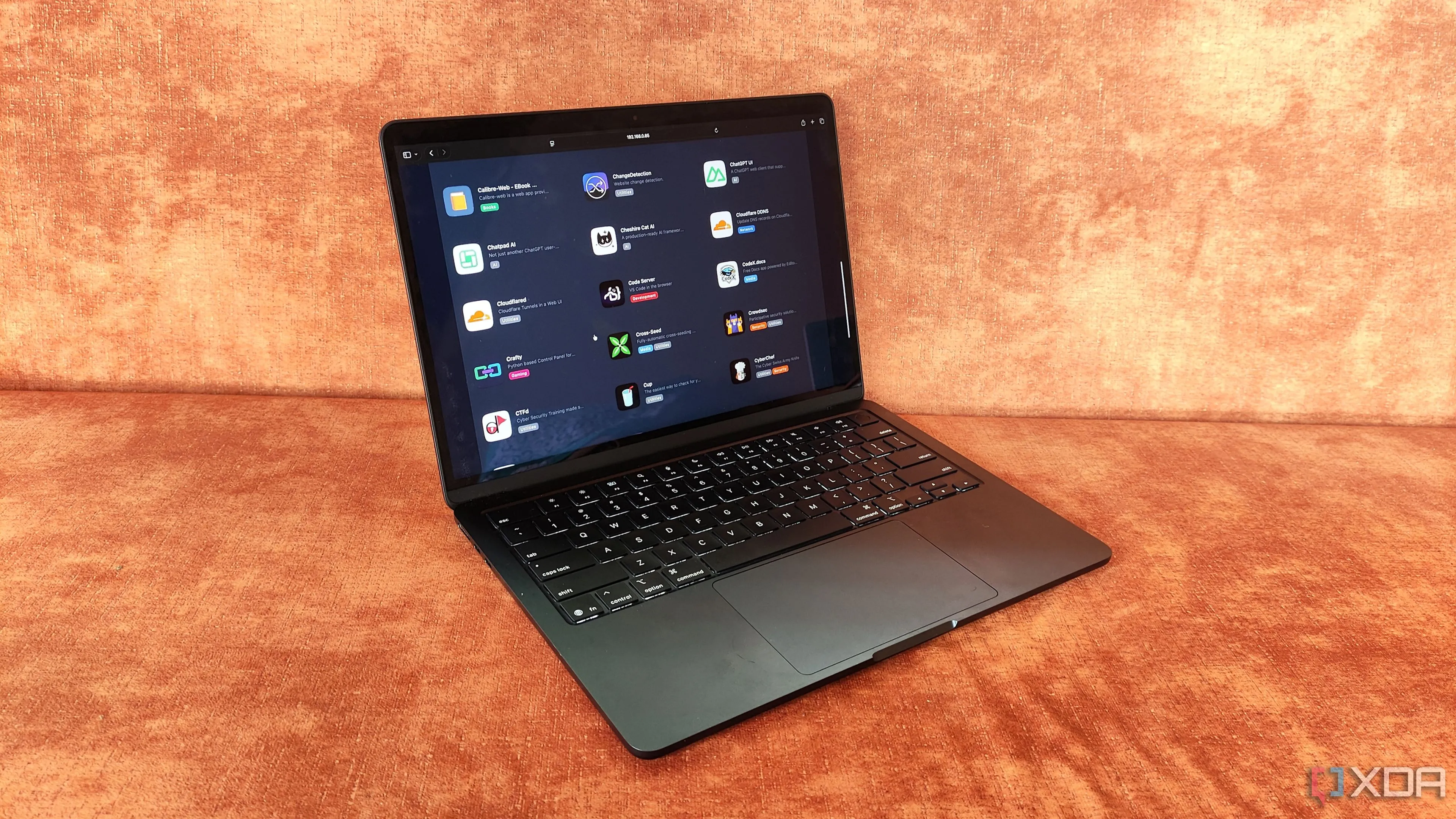Giao diện Runtipi trên MacBook, một nền tảng quản lý ứng dụng tự host