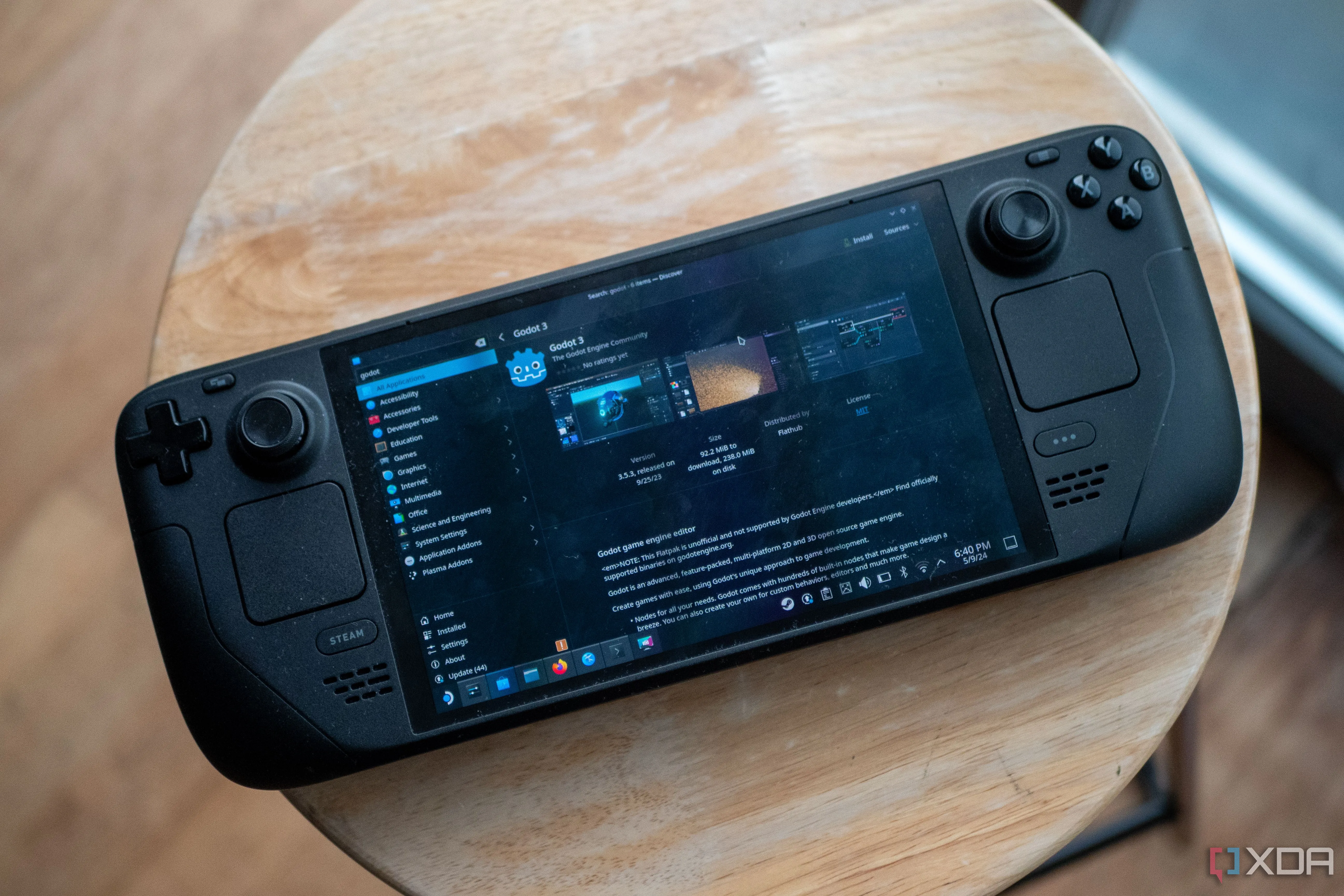 Giao diện Steam Deck đang tải xuống một ứng dụng, minh họa khả năng xử lý game linh hoạt của thiết bị.
