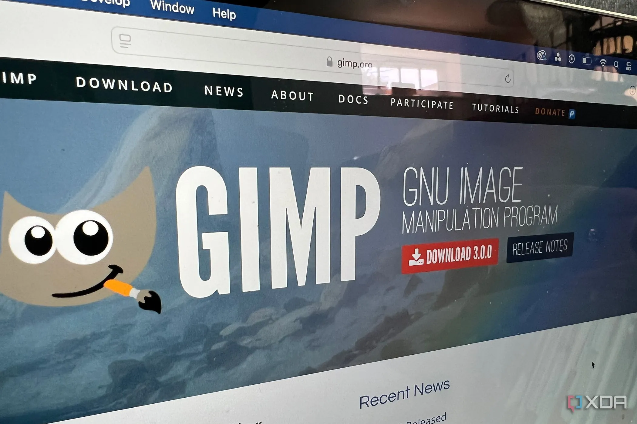 Giao diện trang chủ GIMP 3.0 hiển thị trên màn hình MacBook, so sánh với Photopea như một lựa chọn thay thế Photoshop