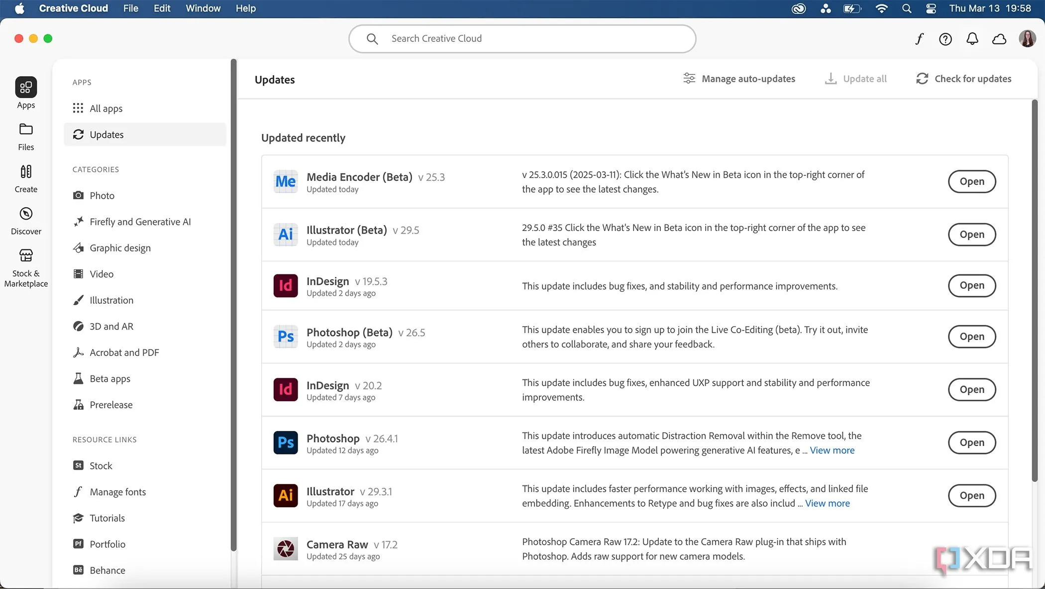 Giao diện ứng dụng Adobe Creative Cloud hiển thị các thông báo cập nhật tính năng mới, minh họa cho tần suất cập nhật liên tục của Adobe.