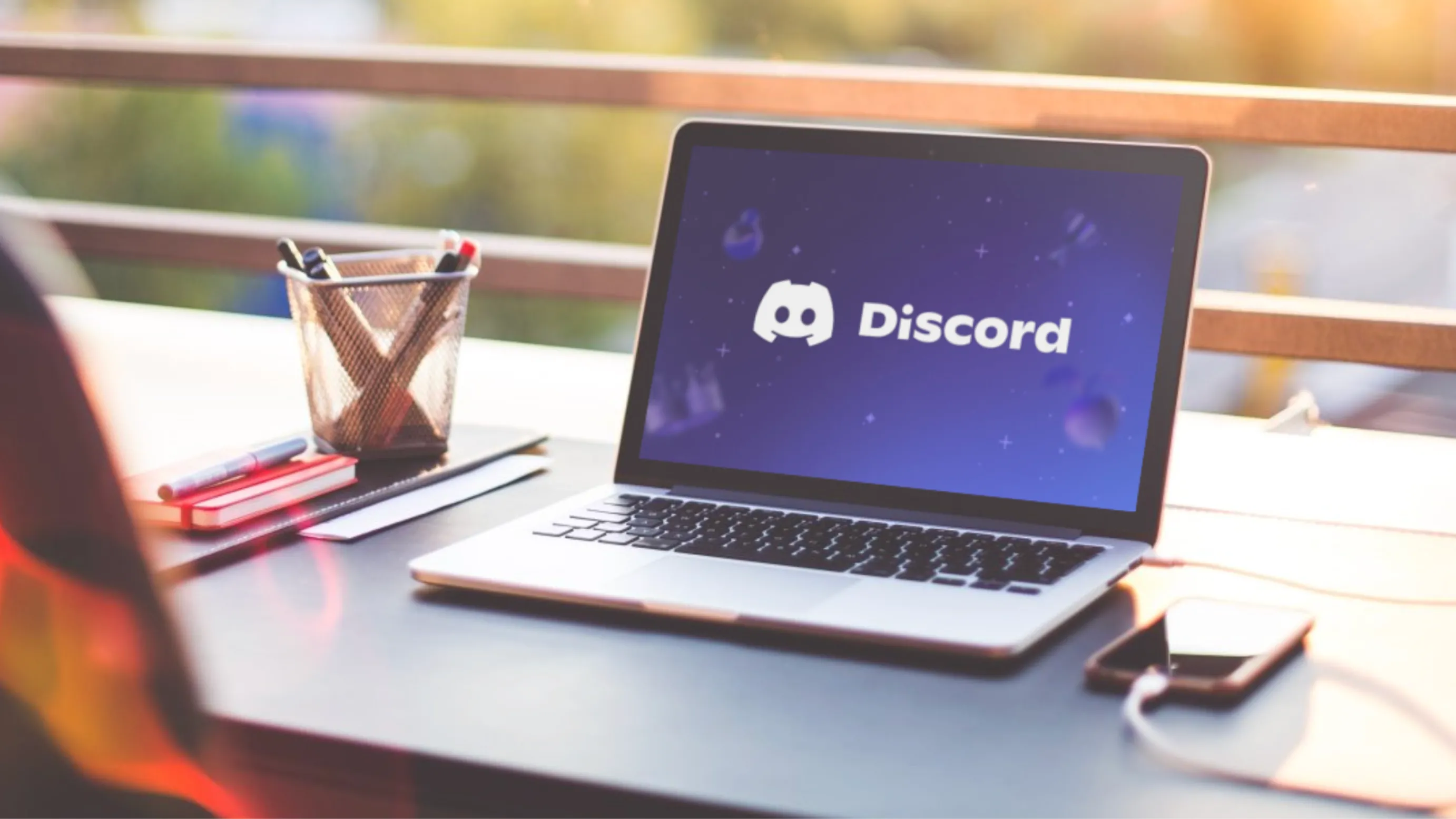 Giao diện ứng dụng Discord đang mở trên MacBook, minh họa công cụ giao tiếp thay thế Teams