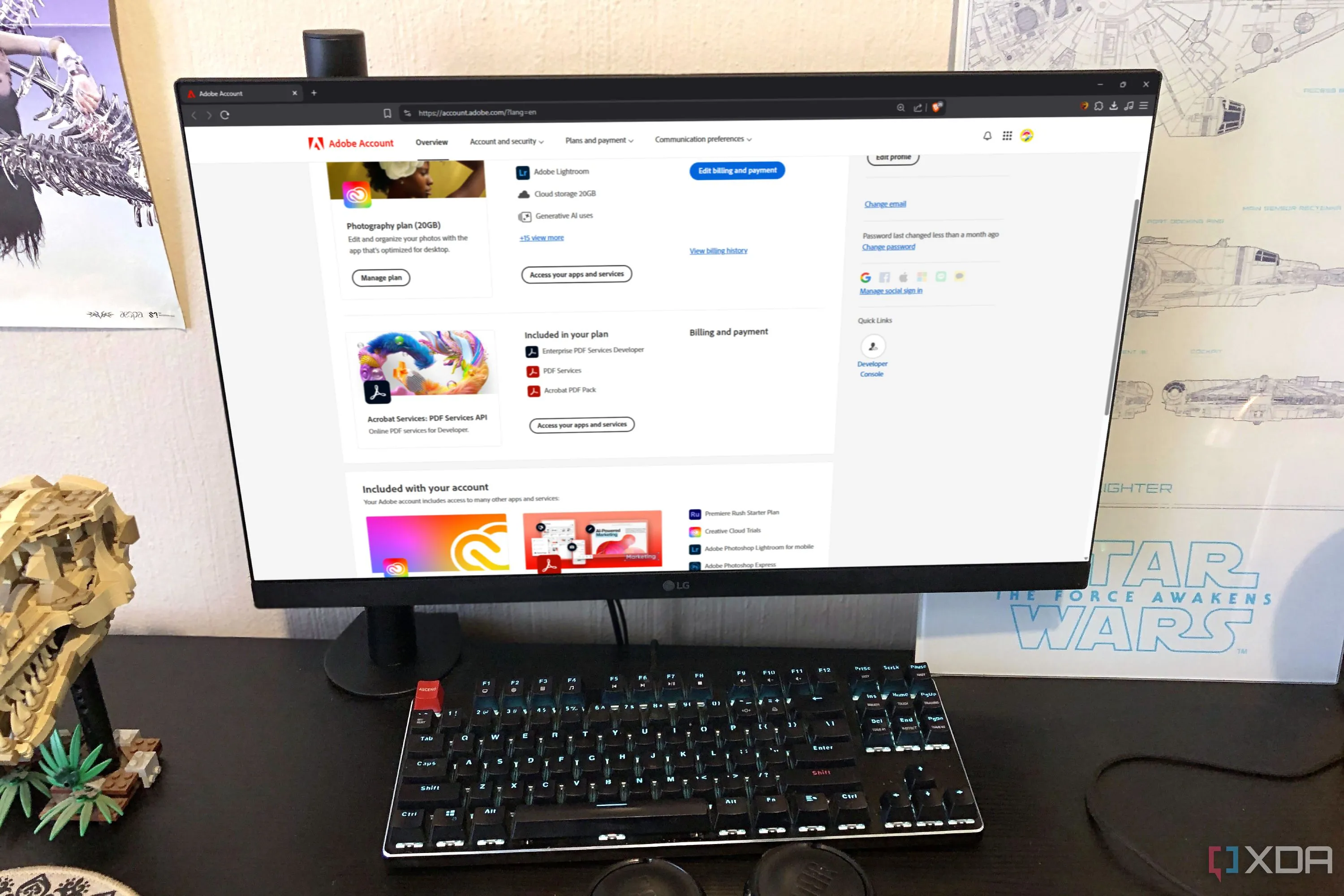 Giao diện website Adobe Creative Cloud trên máy tính để bàn, minh họa mô hình thuê bao và sản phẩm phần mềm của Adobe.