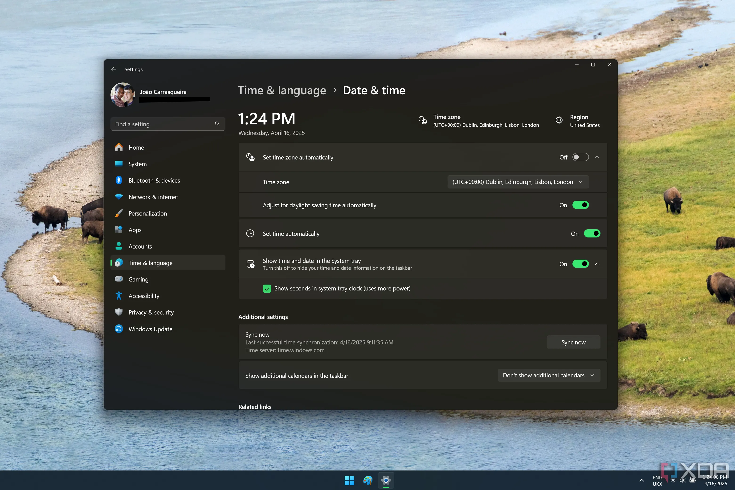 Giao diện Windows 11 hiển thị đồng hồ với số giây trên thanh tác vụ và tùy chọn bật/tắt trong cài đặt