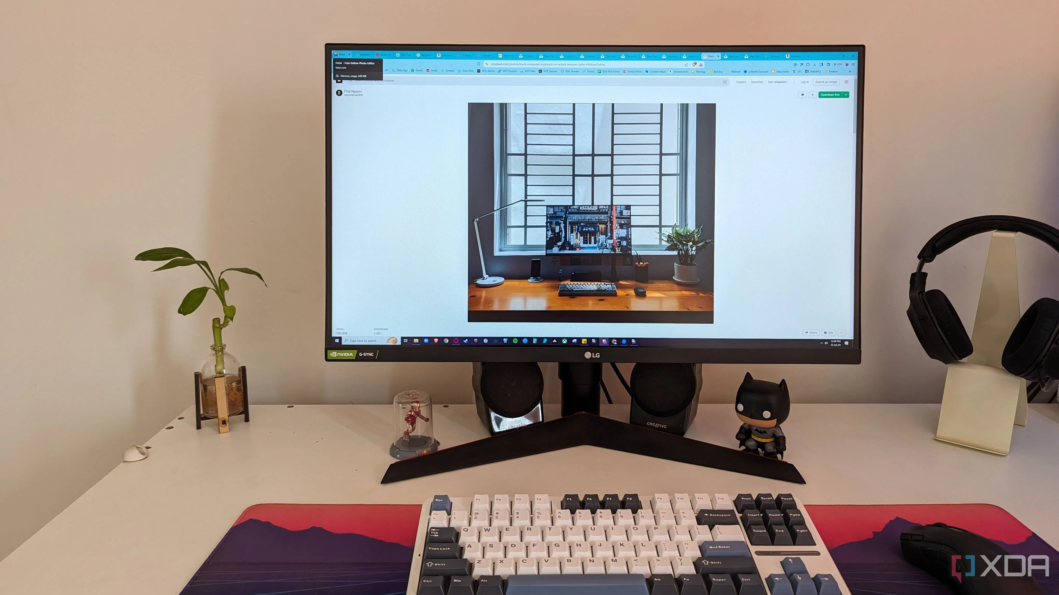 Góc làm việc với máy tính PC được bố trí gọn gàng cùng chậu cây xanh, thể hiện sự hài lòng với trải nghiệm sử dụng máy tính hiện tại.