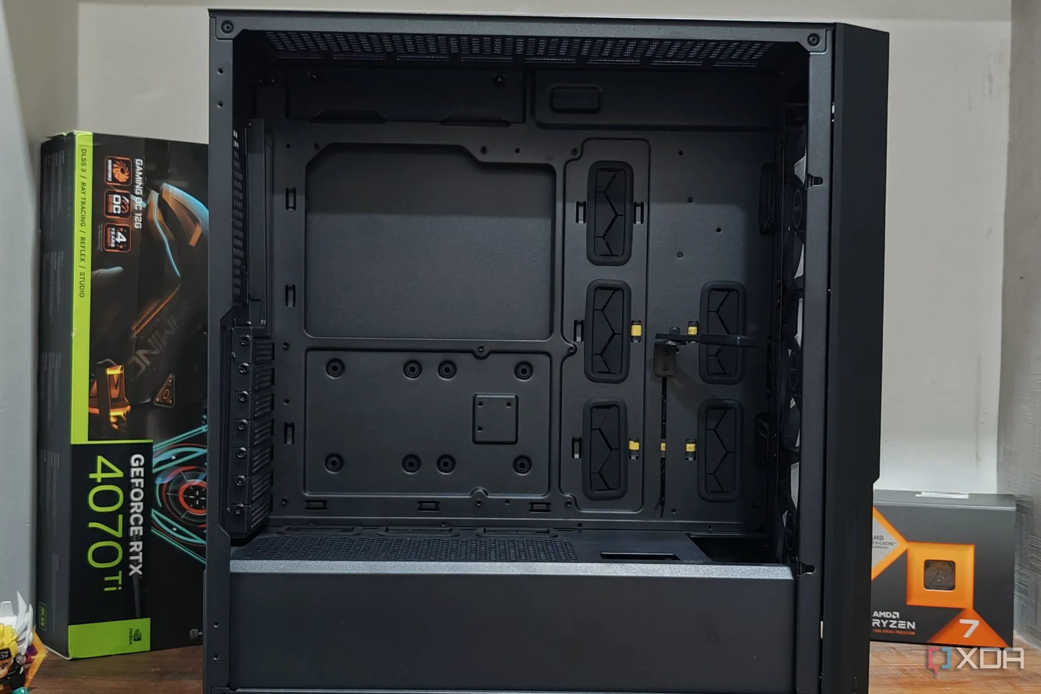 Góc nhìn bên trong thùng máy tính Antec P20C, hiển thị các linh kiện PC đã lắp đặt