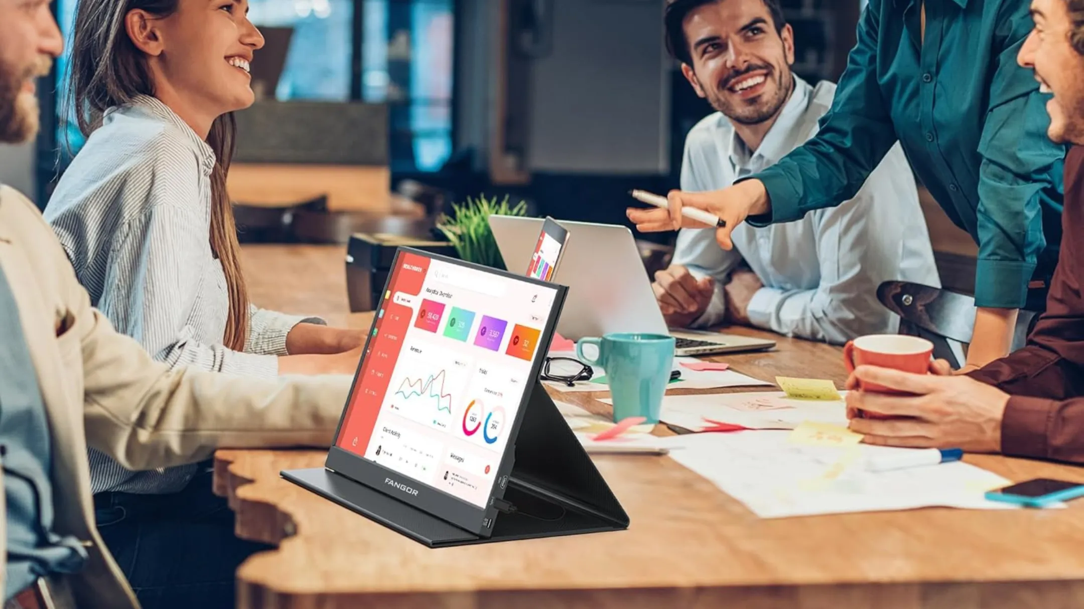 Góc nhìn cận cảnh các cổng kết nối và màn hình IPS của FANGOR Portable Monitor