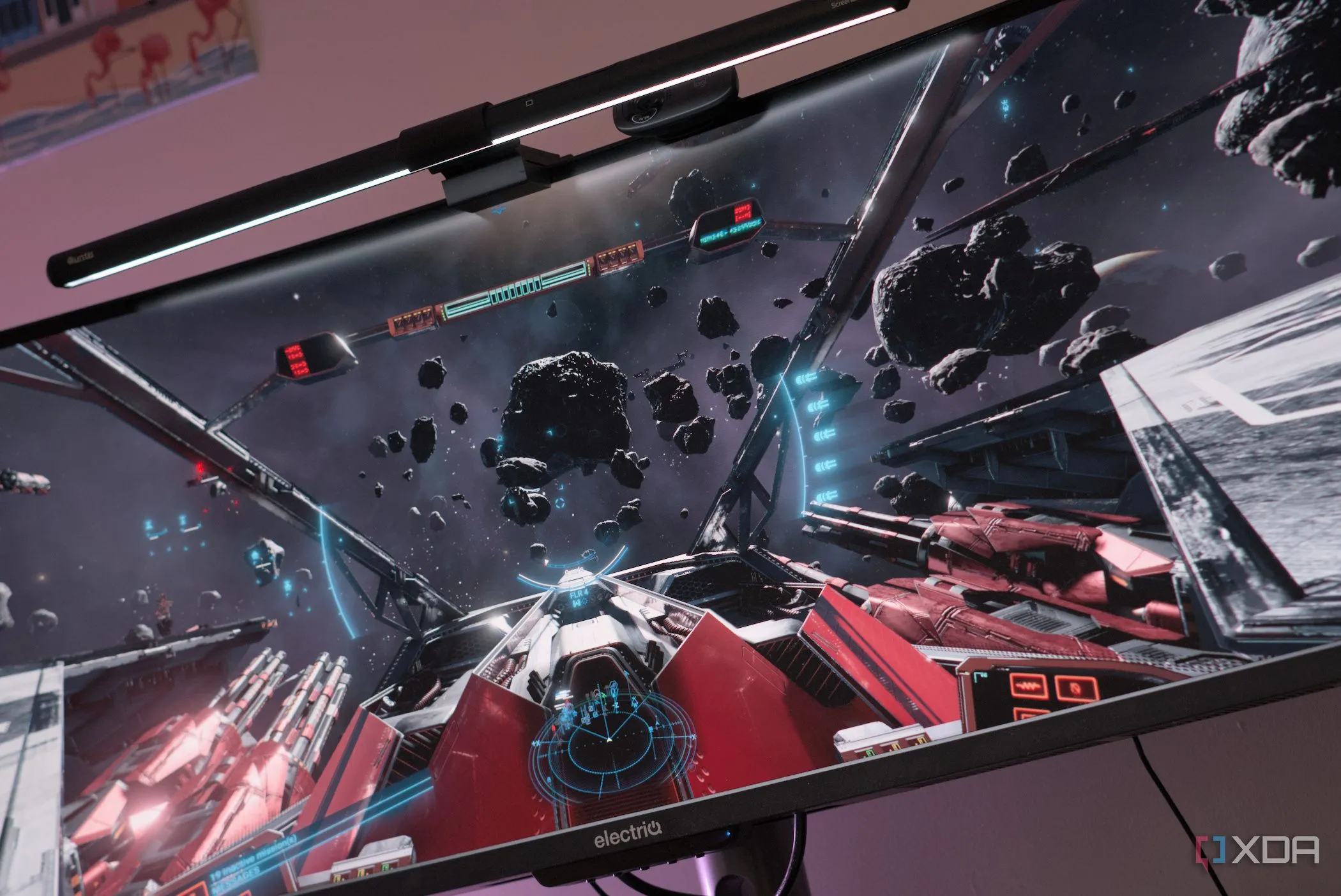 Góc nhìn cận cảnh trải nghiệm chơi game trên màn hình siêu rộng, tăng cường độ đắm chìm