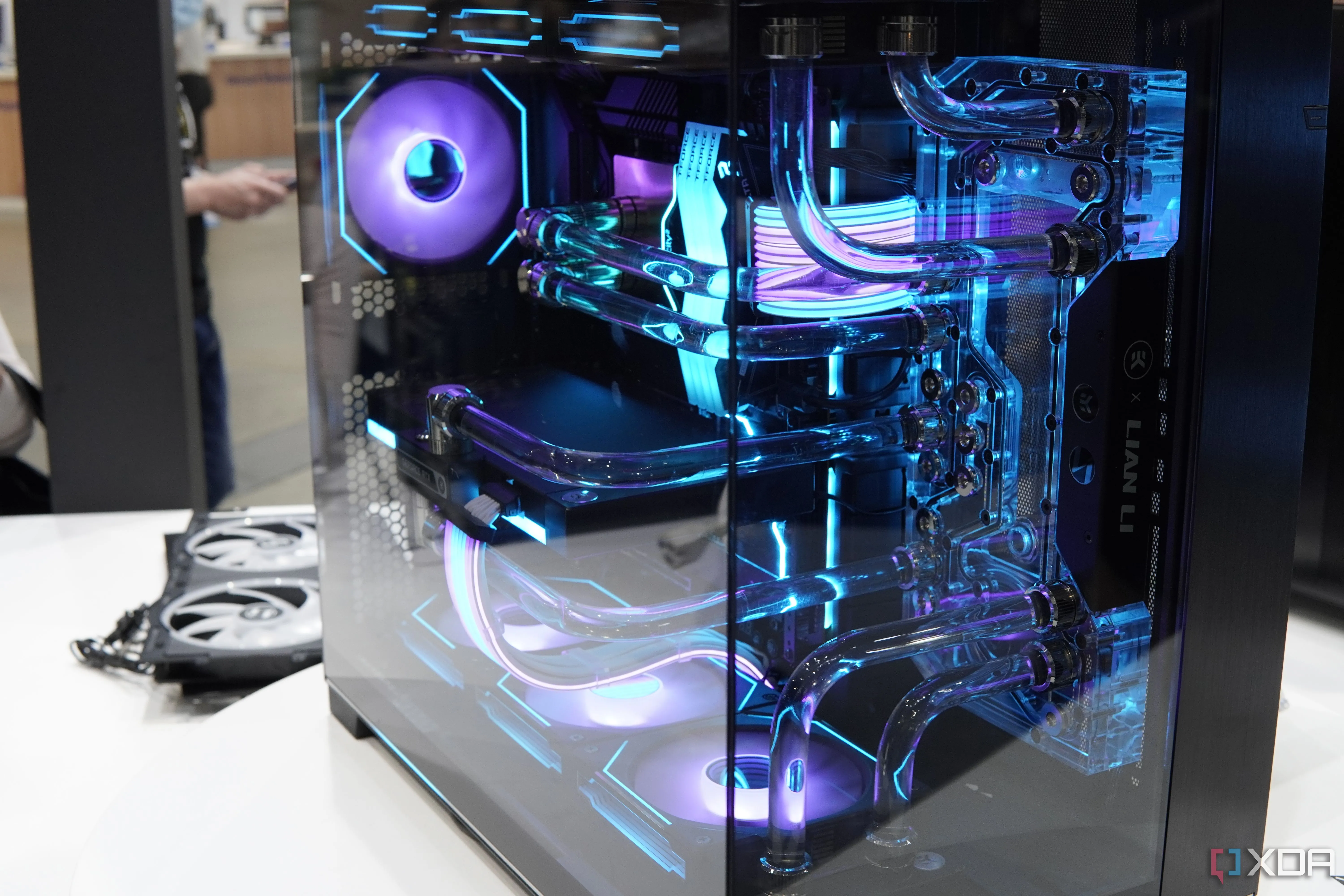 Góc nhìn mặt trước của một chiếc PC được lắp trong case Lian Li O11D Evo RGB
