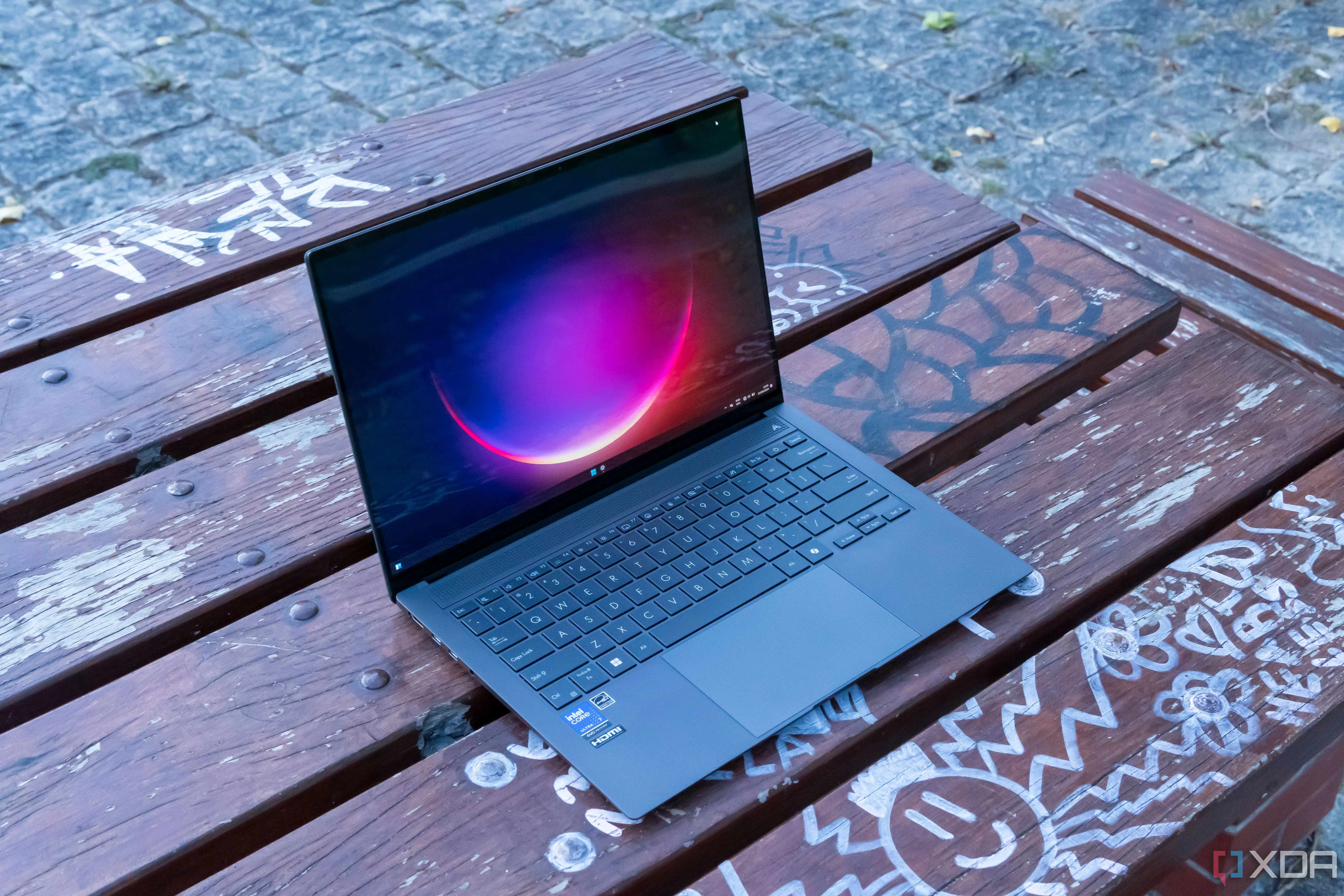Góc nhìn máy tính xách tay Asus Zenbook S 14 với giao diện desktop Windows 11