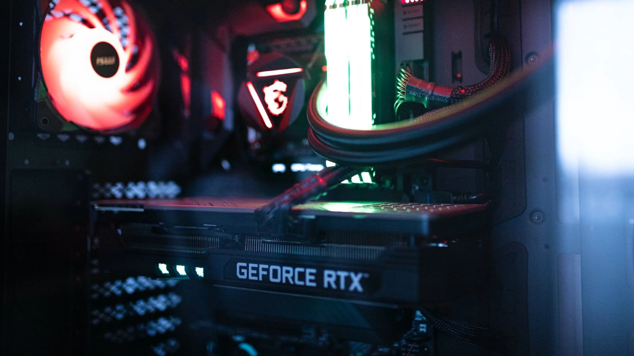 GPU Nvidia trong một dàn PC gaming, thể hiện sức mạnh xử lý đồ họa và Ray Tracing