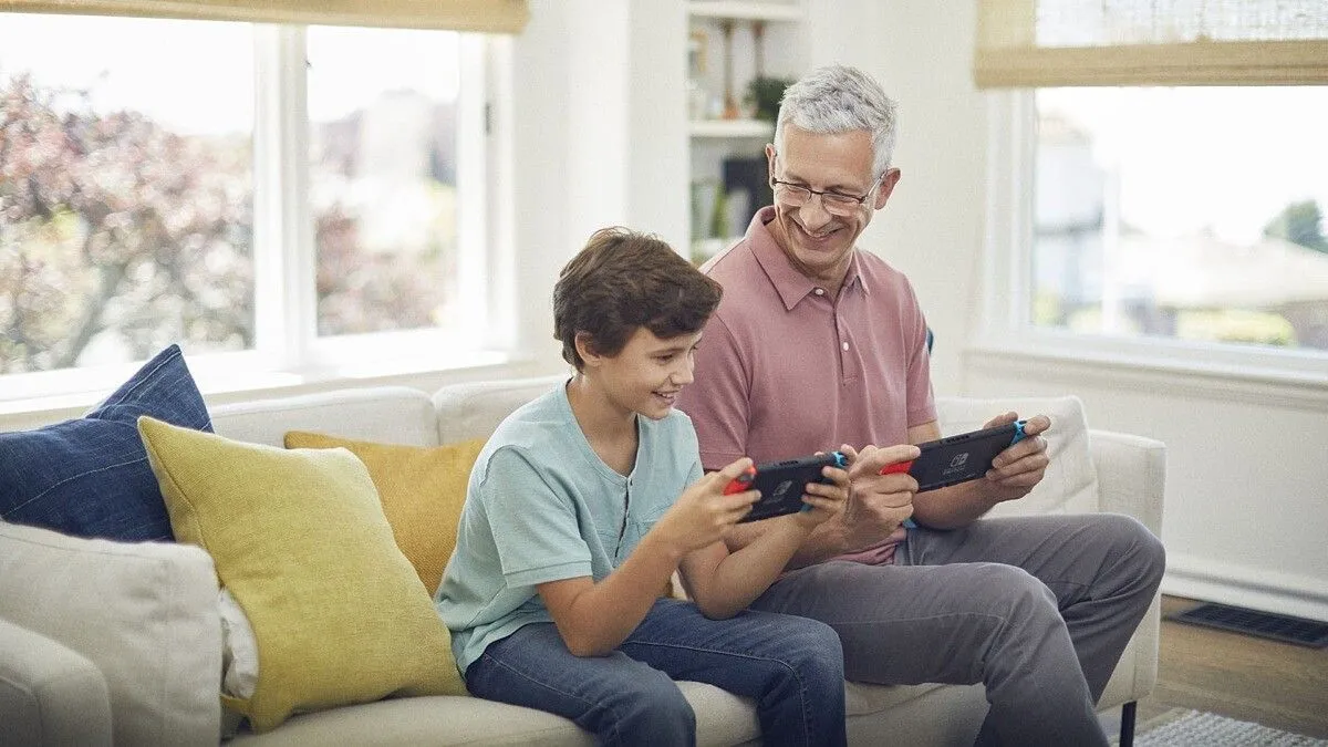 Hai bố con chơi game trên Nintendo Switch, thể hiện khả năng phục vụ đối tượng game thủ gia đình và mọi lứa tuổi của nền tảng Nintendo.