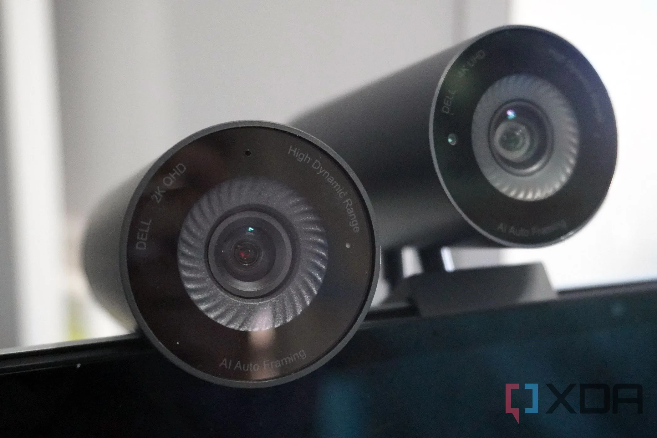 Hai mẫu webcam Dell Ultrasharp 4K và Dell Pro, minh họa cho thiết bị có thể bị theo dõi