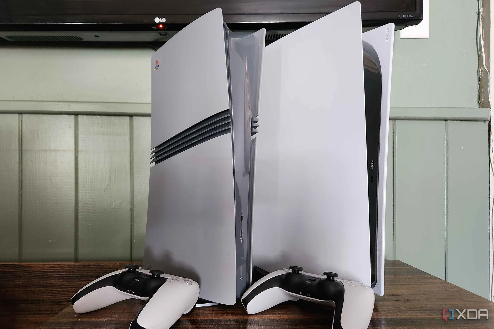 Hai máy console PlayStation 5 màu trắng cùng hai tay cầm DualSense trên bàn, tượng trưng cho trải nghiệm chơi game hiện đại