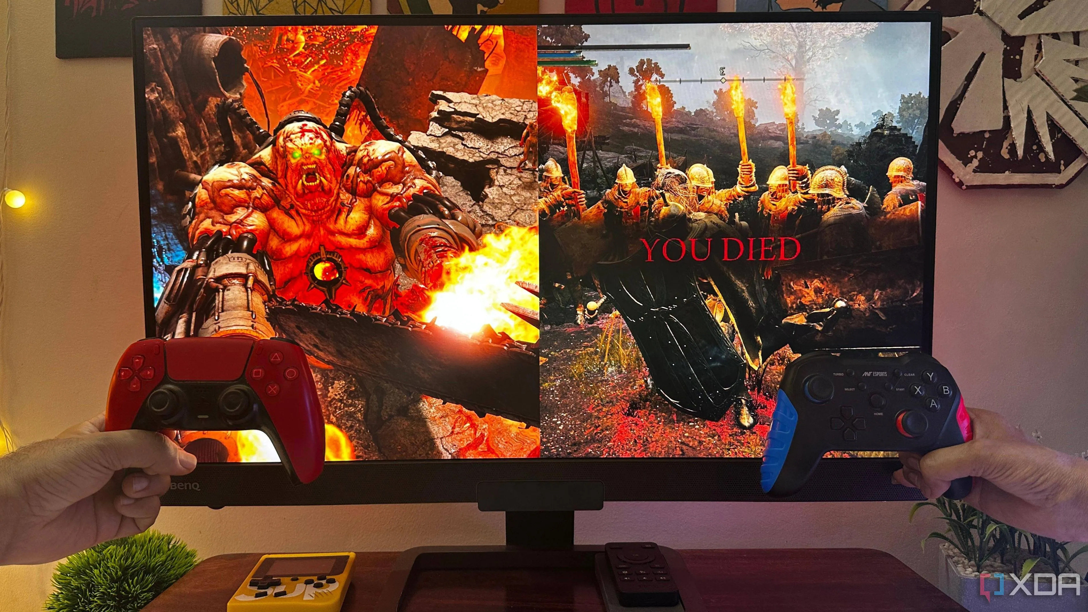 Hai người chơi game Doom Eternal và Elden Ring trên màn hình cùng tay cầm điều khiển