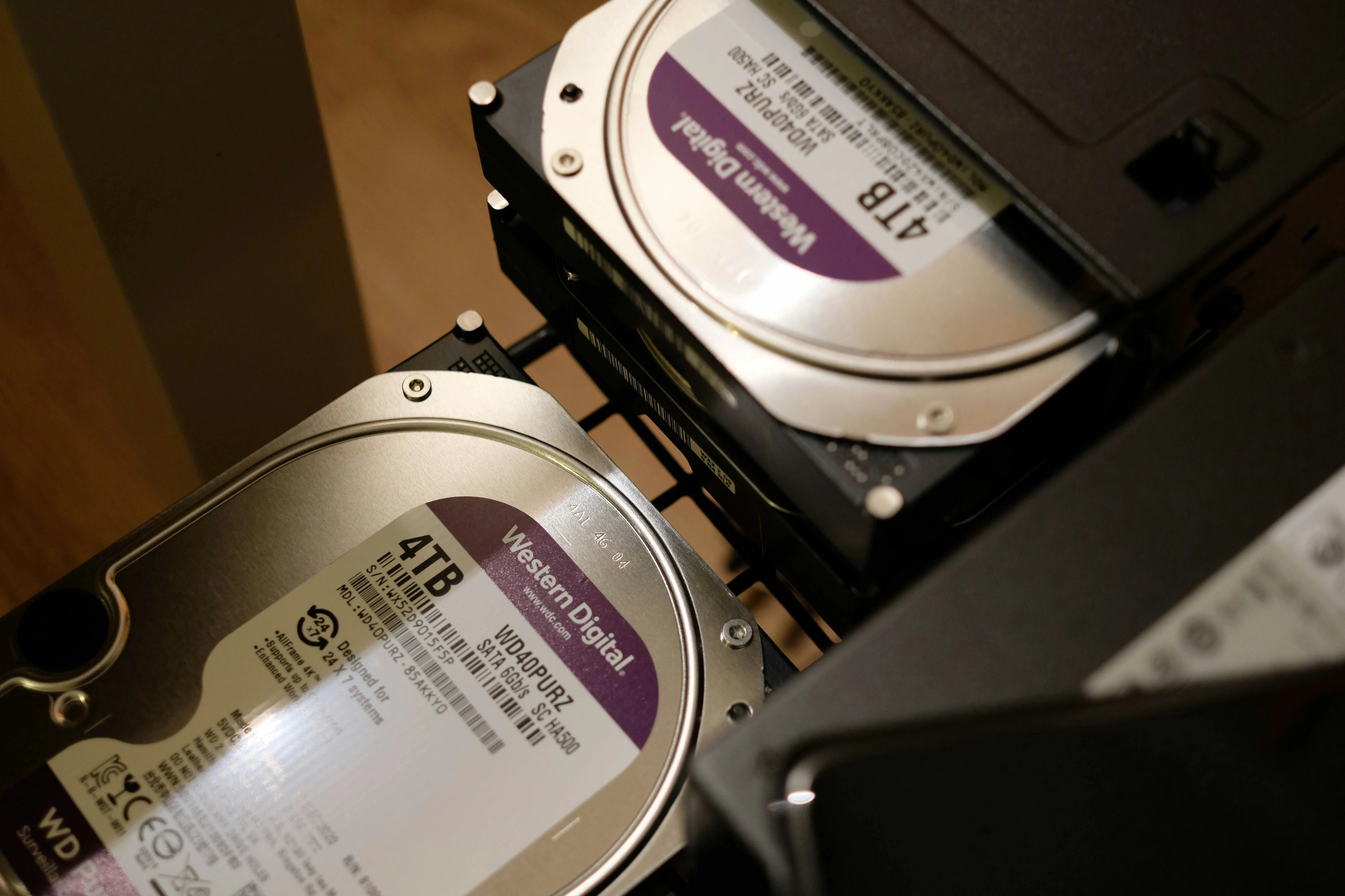 Hai ổ cứng HDD với nhãn dán hiển thị thông tin sản phẩm và số serial để kiểm tra tuổi đời.