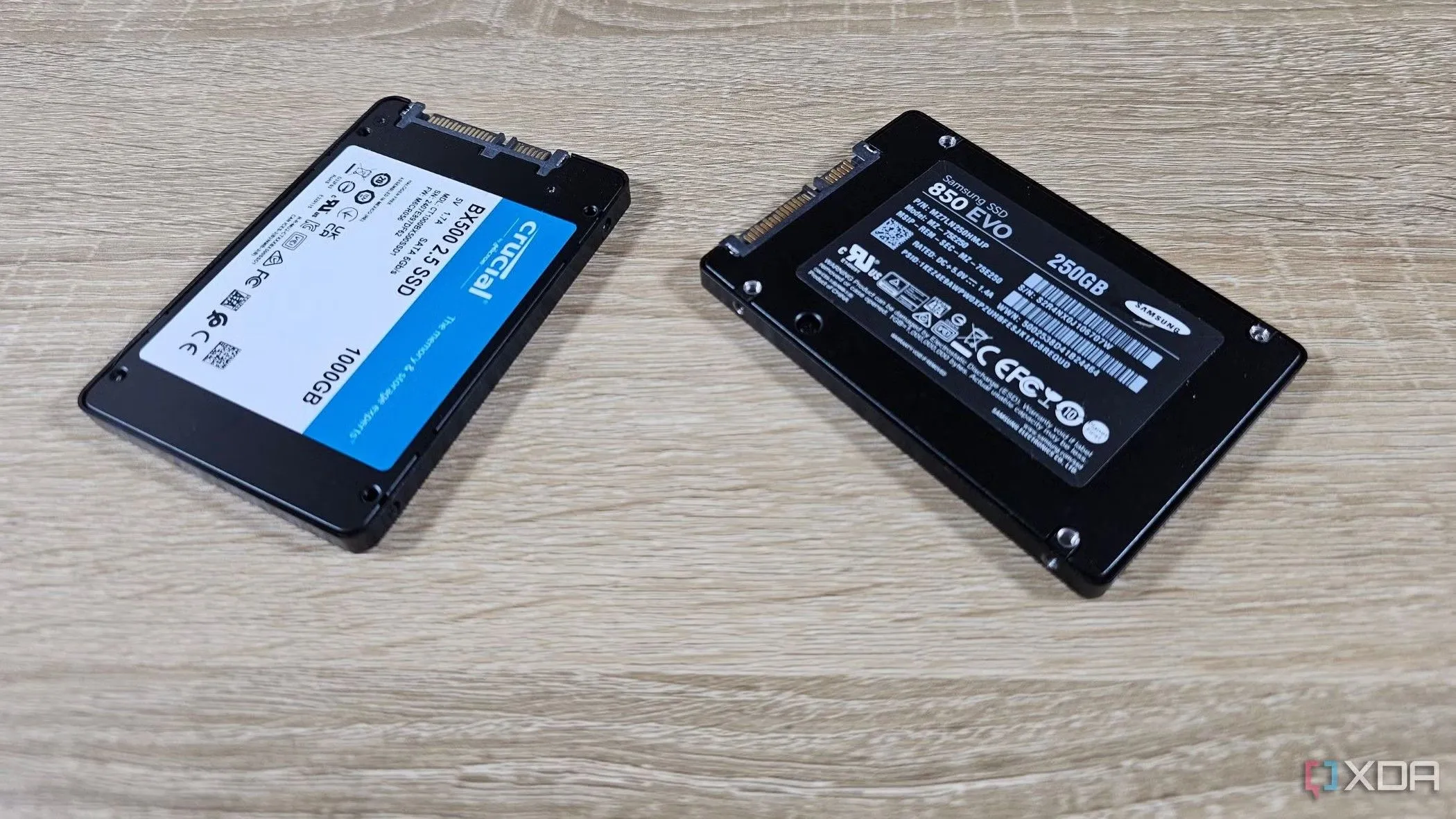 Hai ổ cứng SSD gắn trong của Crucial và Samsung trên bàn, minh họa hiệu suất