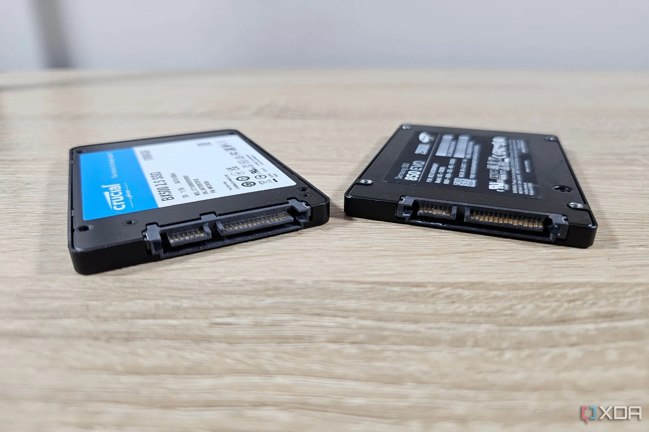 Hai ổ đĩa SSD Samsung và Crucial được đặt cạnh nhau trên bàn