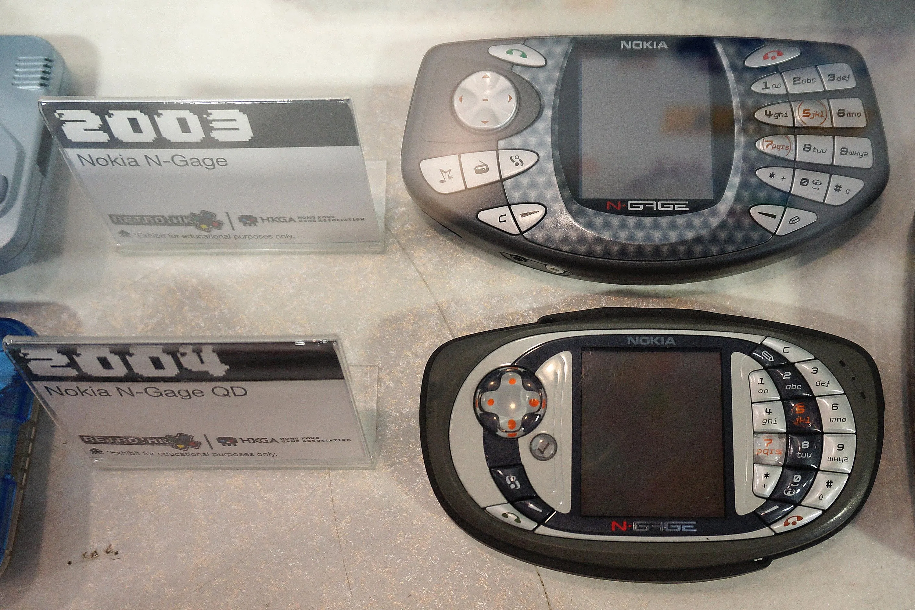 Hai phiên bản máy chơi game kiêm điện thoại Nokia N-Gage và N-Gage QD