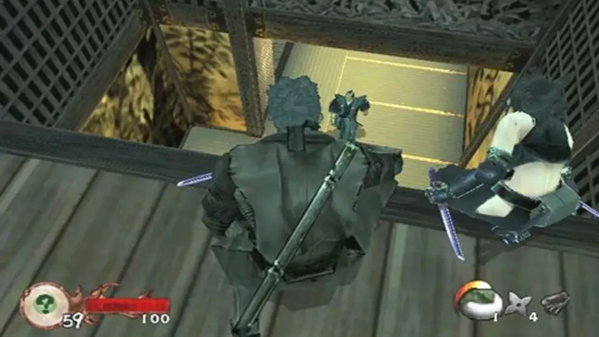 Hai sát thủ ninja ẩn nấp trên cao, chuẩn bị tấn công kẻ thù trong Tenchu: Wrath of Heaven, thể hiện lối chơi lén lút