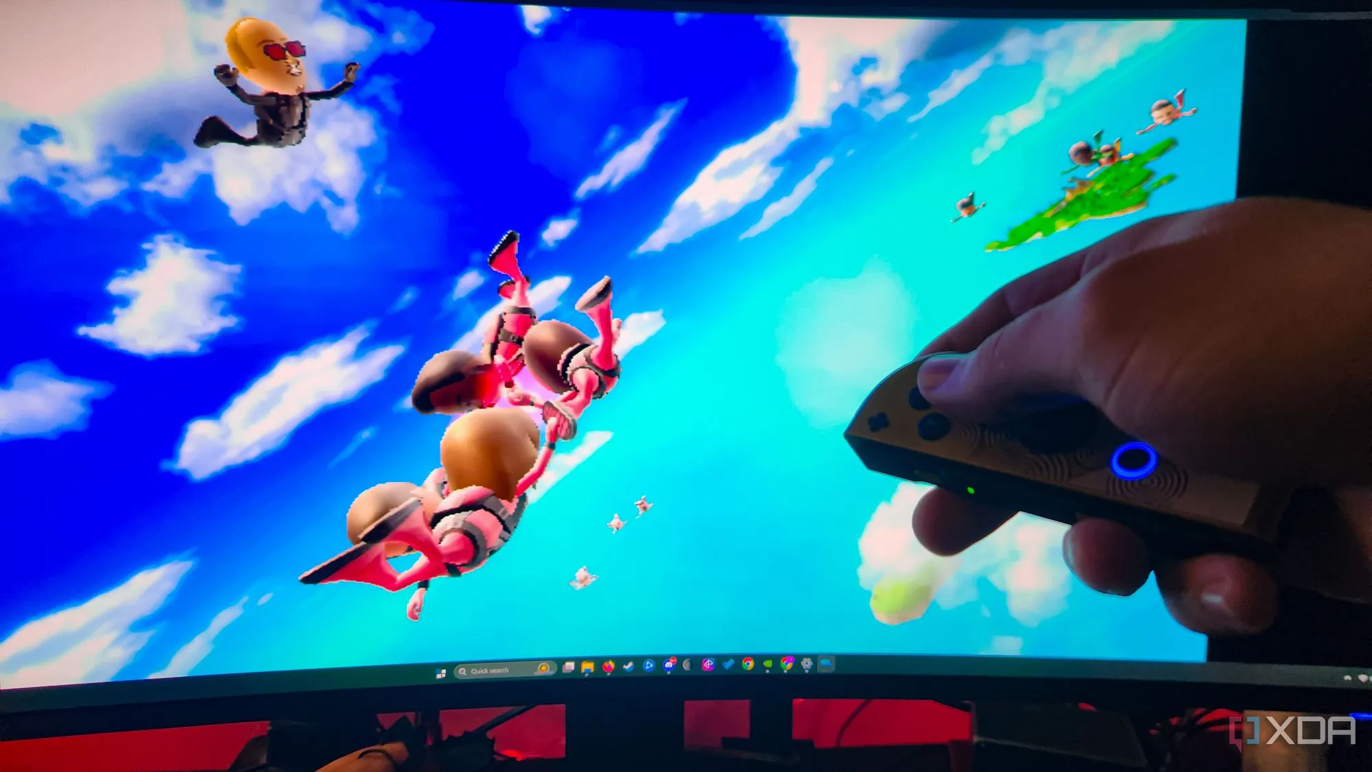 Hai tay cầm Joy-Con Nintendo Switch đang được sử dụng để chơi game trên máy tính, thể hiện tính tiện lợi.