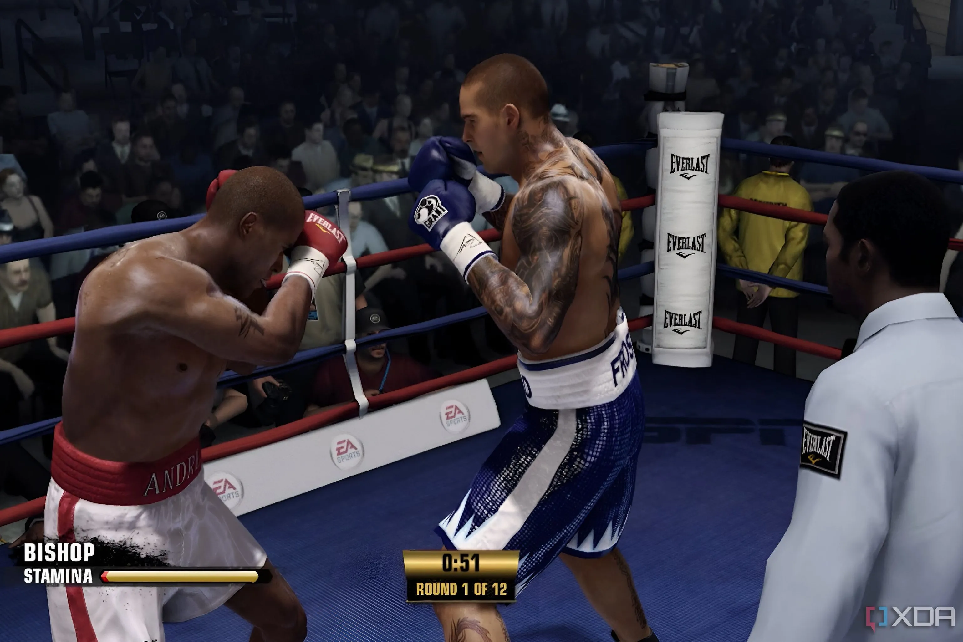 Hai võ sĩ đang giao đấu trong sàn đấu boxing của game Fight Night Champion, với trọng tài đứng quan sát.