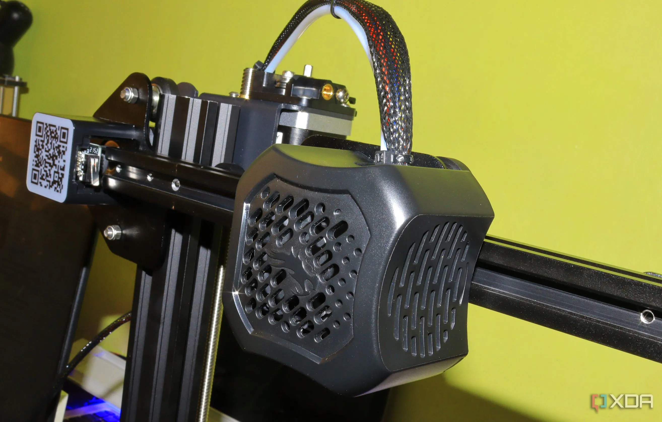 Hệ thống đầu đùn (extruder) của máy in 3D Ender 3 V2, minh họa linh kiện cần nâng cấp để in vật liệu chịu nhiệt