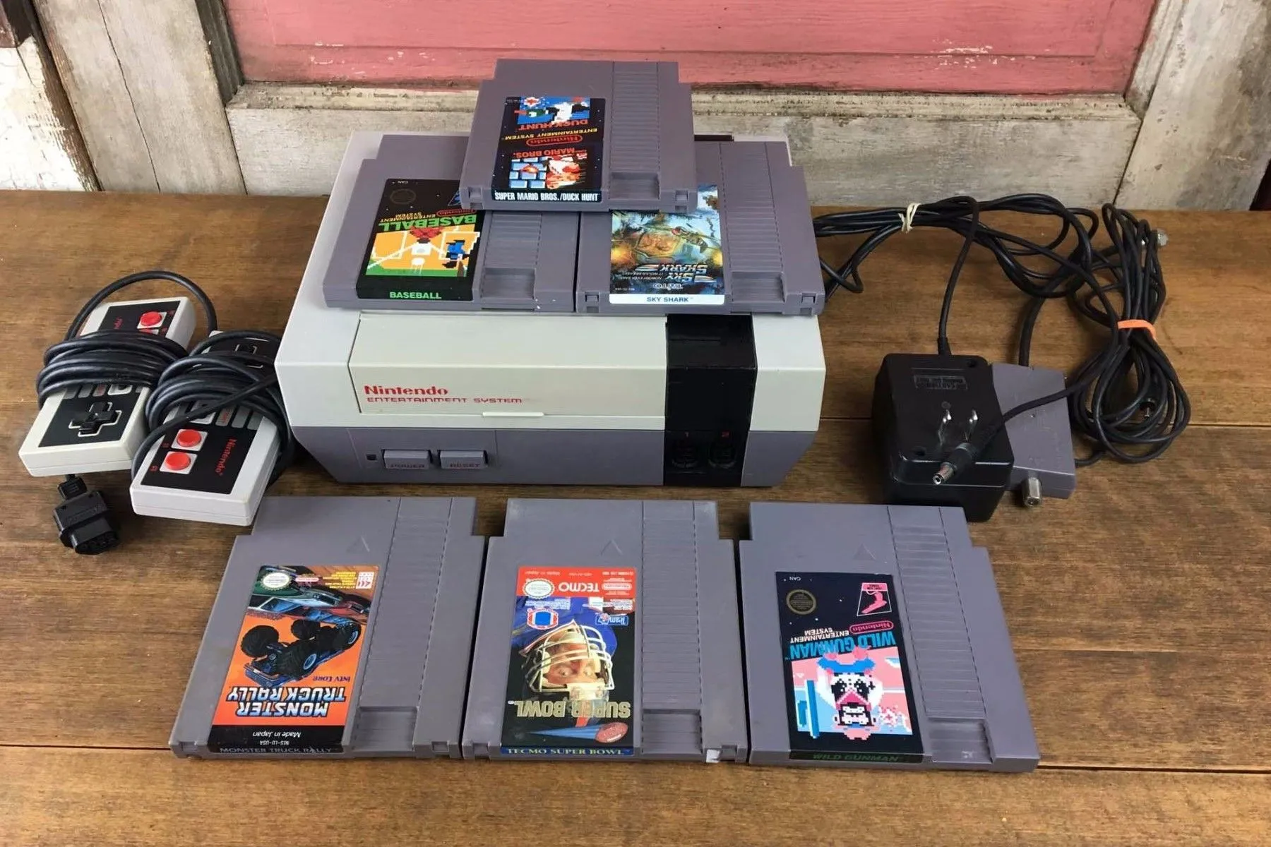Hệ thống giải trí Nintendo NES với tay cầm và băng game