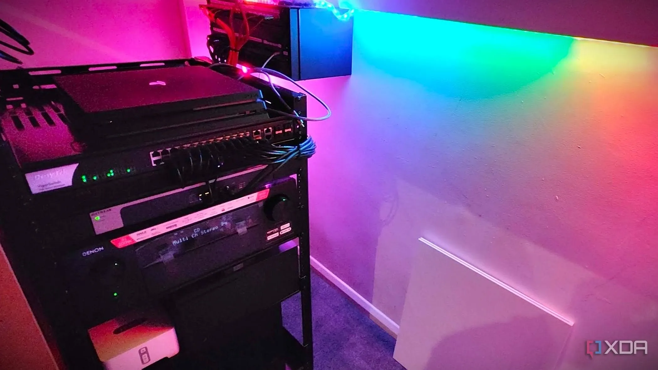 Hệ thống mạng 10GbE trong tủ rack với đèn RGB